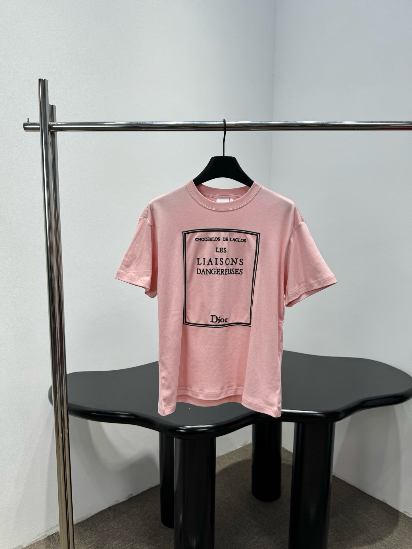 NO:752953,Dior spring and summer series pink embroidered short-sleeved T-shirt, soft cotton fabric, comfortable and breathable, a must-have in spring and summer, 'Les Liaisons Dangereuses' embroidery on the front, perfect French elegance, round neck design, simple and elegant, same style for men and women, easy to match with jeans or casual pants, super stylish for daily outings, 2026 spring and summer new style, fashionable and practical, with both quality and design, easy to unlock summer style!  Size SML,,dior,jeans,T-shirt,tees,t-shirt,19860909Dior春夏系列粉色刺绣短袖T恤,柔软棉质面料,穿着舒适透气,春夏必备,正面“Les Liaisons Dangereuses”刺绣,法式优雅气质满分,圆领设计简约大方,男女同款,轻松搭配牛仔裤或休闲裤,日常出街超有范儿,2026春夏新款,时尚实用,品质与设计感兼具,轻松解锁夏日穿搭风格！ 码数SML,,dior,jeans,T-shirt,tees，t-shirt,,Women's clothing