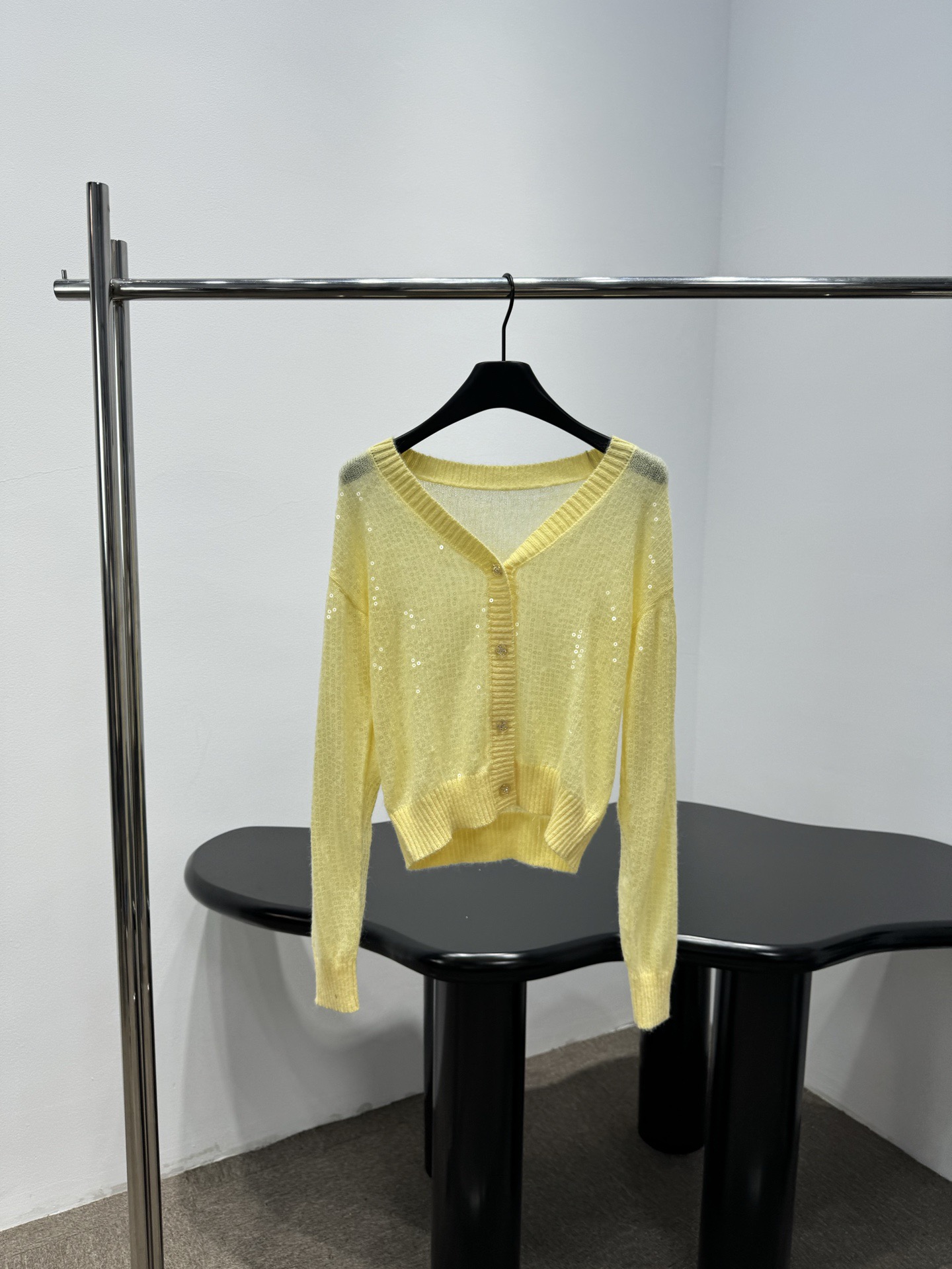 NO:752949,Chanel sequined yellow knitted cardigan, this sequined yellow knitted cardigan is thin and breathable, embellished with fine sequins, full of sparkle, V-neck + button design, easy to put on and take off, ribbed cuffs and hem, fit and comfortable. The bright yellow color is super energetic, a must-have for spring and summer, it is great whether worn alone or as an outer layer, it can easily create a fashionable layering, and can be easily controlled for daily outings or parties, size SML,,chanel,19860909Chanel亮片黄色针织开衫,这款亮片黄色针织开衫,轻薄透气,点缀细密亮片,闪耀感满分,V领+纽扣设计,穿脱方便,袖口和下摆罗纹收口,贴合又舒适.亮黄色超显活力,春夏穿搭必备,无论单穿还是外搭都很出彩,轻松打造时尚层次感,日常出街或聚会都能轻松驾驭,码数SML,,chanel,,Women's clothing