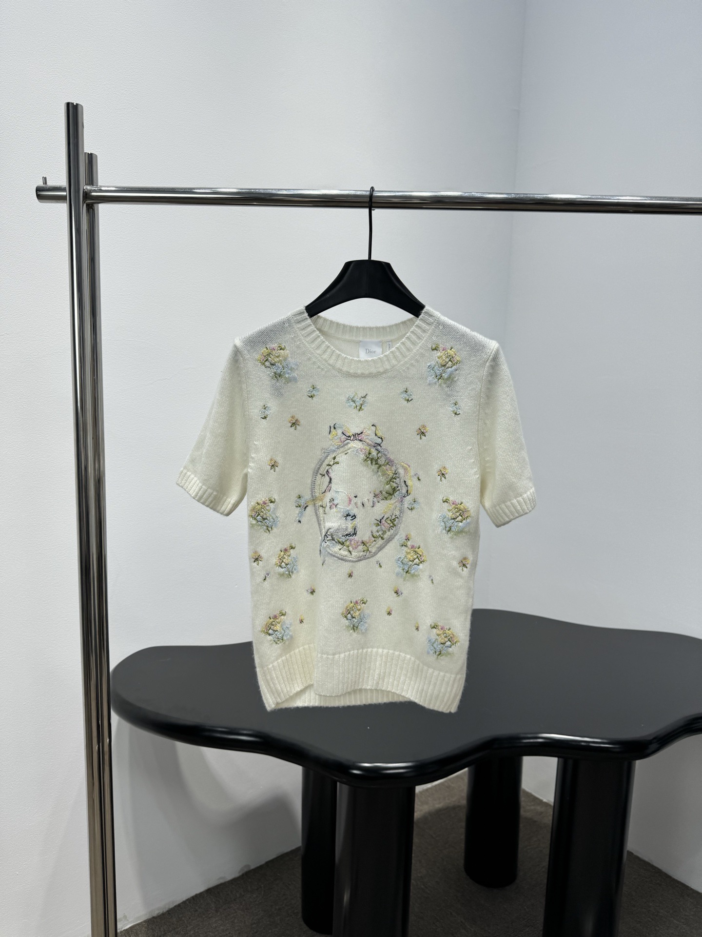 NO:752945,Dior embroidered floral knitted short-sleeve, this off-white knitted short-sleeved, soft and comfortable, perfect for spring and summer. It has exquisite floral embroidery on the front and sleeves, an oval pattern in the center + small flower embellishment, retro and romantic, round neck + ribbed cuff design, full of details, easy to control for daily commuting and leisure, and looks great with jeans or skirts!  Size SML,,dior,skirts,jeans,T-shirt,19860909Dior刺绣花卉针织短袖,这款米白色针织短袖,柔软舒适,春夏穿超合适,正面和袖子有精致花卉刺绣,中心椭圆花纹+小花点缀,复古又浪漫,圆领+罗纹收口设计,细节满分,日常通勤、休闲都能轻松驾驭,搭配牛仔裤或半身裙都很出彩！ 码数SML,,dior,skirts,jeans,T-shirt,,Women's clothing