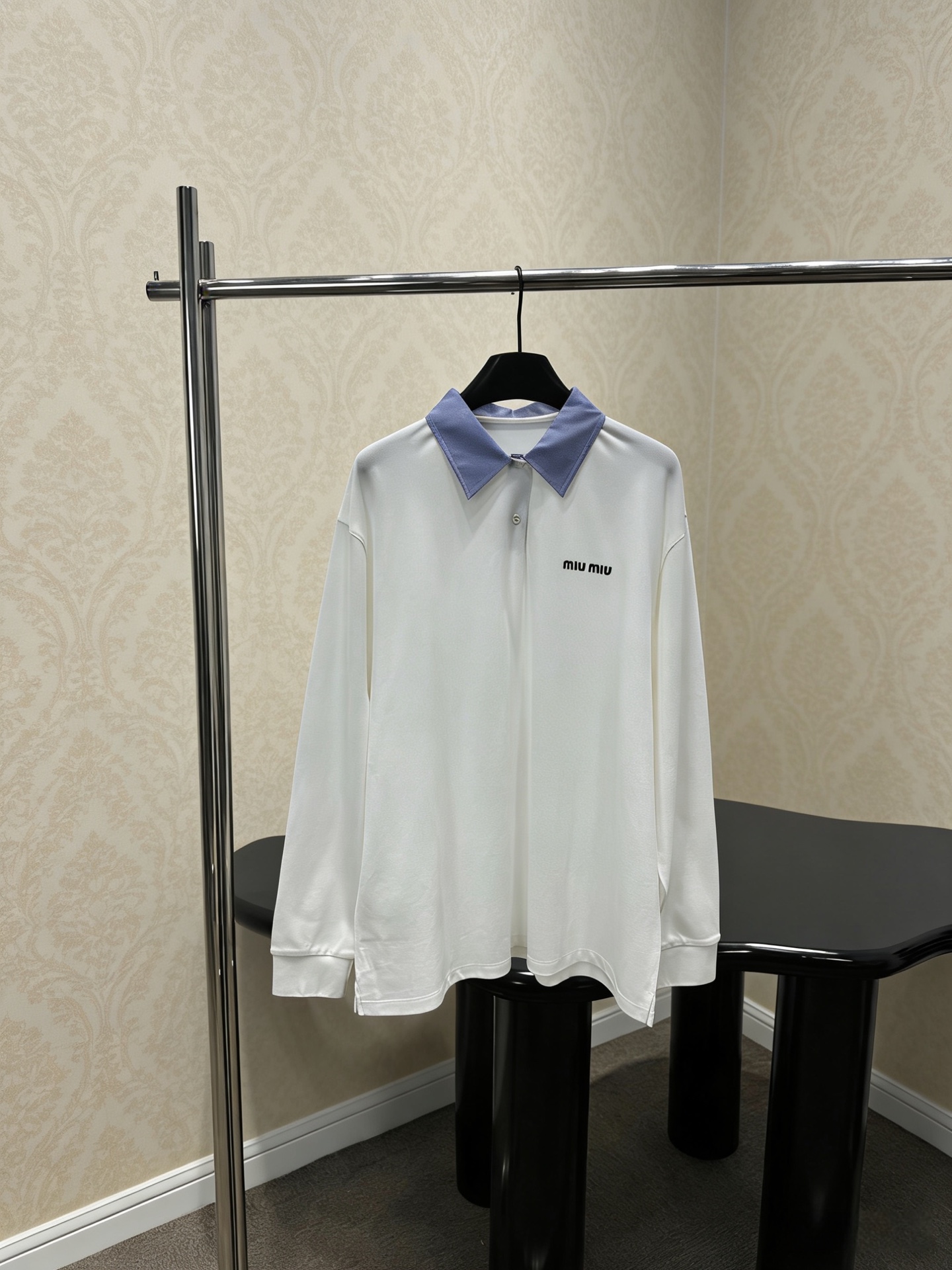 NO:791910,MiuMiu white splicing shirt, this white splicing shirt is made of soft cotton fabric and is super comfortable to wear. It has a blue lapel design, which is simple and bright. The brand embroidery on the chest is very recognizable. It has a loose fit and long sleeves. It is OK to match casual pants or jeans in spring and autumn. It can be easily switched between multiple styles. It can be easily used for daily commuting and leisure occasions!  Size SML,,miumiu,jeans,shirts,19860909MiuMiu 白色拼接衬衫,这款白色拼接衬衫,采用柔软棉质面料,穿着超舒适,蓝色翻领设计,简约又有亮点,胸前品牌刺绣超有辨识度,宽松版型+长袖,春秋季节随便搭配休闲裤或牛仔裤都很OK,轻松切换多种风格,日常通勤、休闲场合都能轻松驾驭！码数SML,,miumiu,jeans,shirts,,Women's clothing