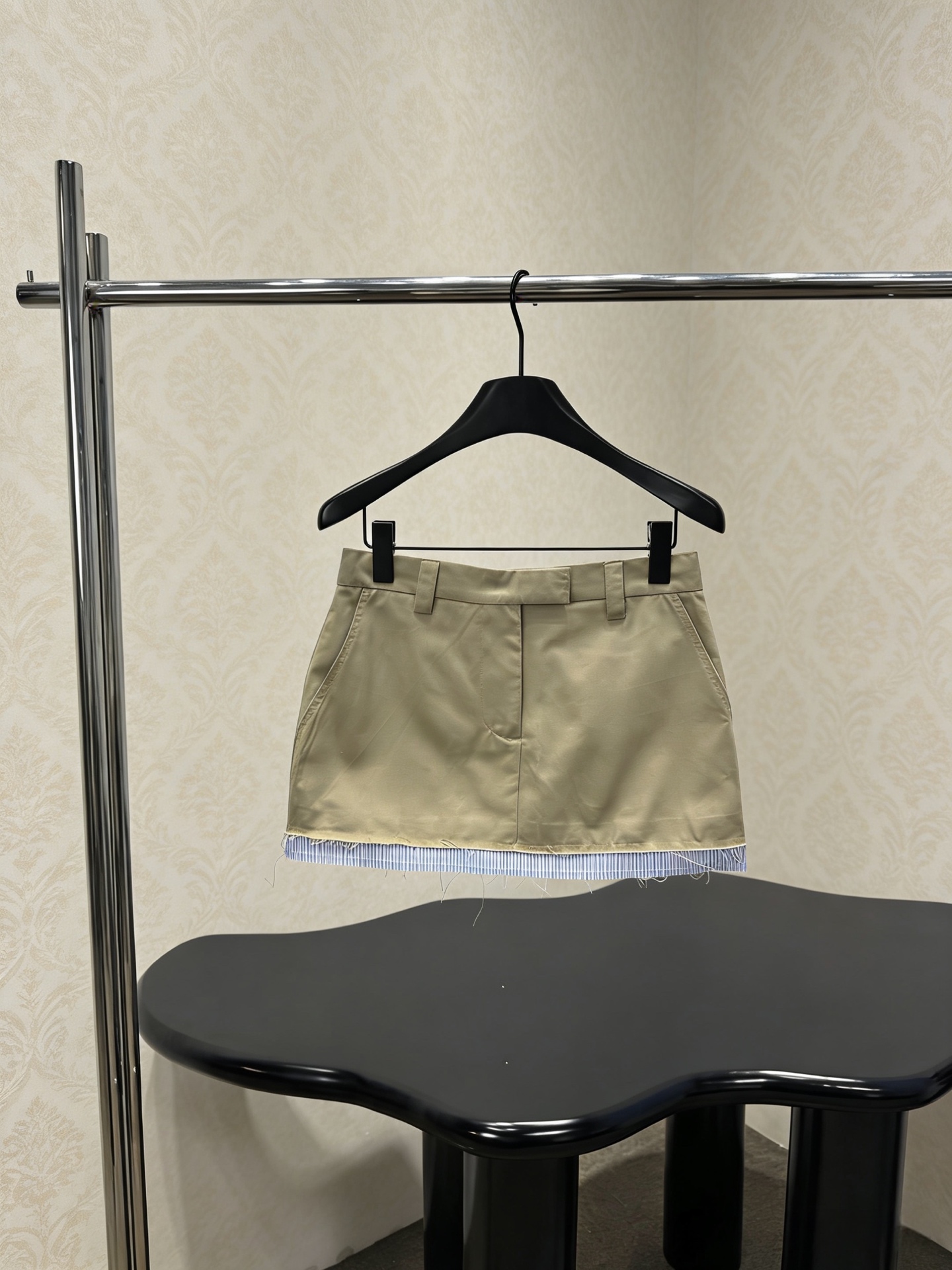 NO:793446,MiuMiu khaki spliced ​​skirt is made of high-quality cotton fabric, soft and comfortable to the touch, very suitable for spring and summer. The high-waisted A-line version + striped spliced ​​hem is full of layers, retro and fashionable. The khaki color is gentle and versatile, and can be easily worn for commuting, dating, and shopping. Paired with a striped top or sweater, it is easy to get a sweet and cool style. The skirt is moderate in length, modifies the leg shape and is convenient for movement. It is a fashionable item with both practicality and design!  Code numberSML,,miumiu,skirts,19860909MiuMiu卡其色拼接半裙,采用高品质棉质面料,触感柔软舒适,春夏穿超合适,高腰A字版型+条纹拼接下摆,层次感满满,复古又时髦,卡其色温柔百搭,通勤、约会、逛街都能轻松驾驭,搭配条纹上衣或针织衫,甜酷风轻松get,裙长适中,修饰腿型又方便活动,是实用与设计感兼具的时尚单品！码数SML,,miumiu,skirts,,Women's clothing