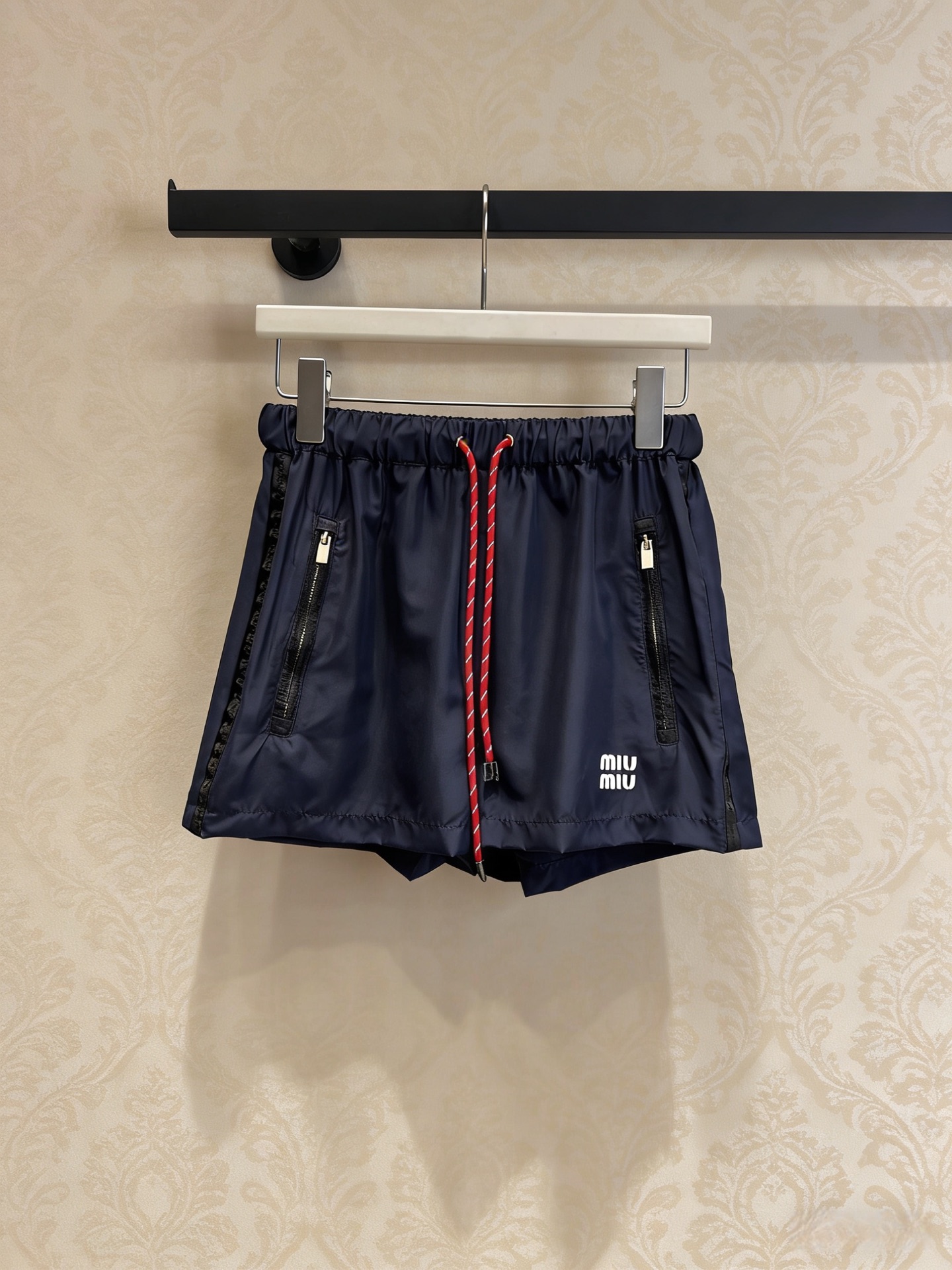 NO:795812,MiuMiu nylon drawstring sports suit, this dark blue nylon sports suit is made of light and thin materials and is very suitable for spring and summer. It has a hooded jacket + elastic waist shorts. The red and white contrasting drawstrings are very recognizable. The zipper fly + side pockets are practical and fashionable. The shorts also have drawstrings and zippers. The details are perfect. The workwear style is combined with a sense of sportiness. It can be easily controlled for daily leisure or outdoor use. It is comfortable and fashionable, and can easily create a casual look!  Size SML,,miumiu,shorts,jackets & coats,hats,19860909MiuMiu尼龙抽绳运动套装,这套深蓝尼龙运动套装,轻薄材质超适合春夏,连帽外套+松紧腰短裤,红白撞色抽绳超有辨识度,拉链门襟+侧边口袋实用又时髦,短裤同样有抽绳和拉链,细节满分,工装风融合运动感,日常休闲or户外都能轻松驾驭,舒适又时髦,轻松打造随性造型！码数SML,,miumiu,shorts,jackets & coats,hats,,Women's clothing