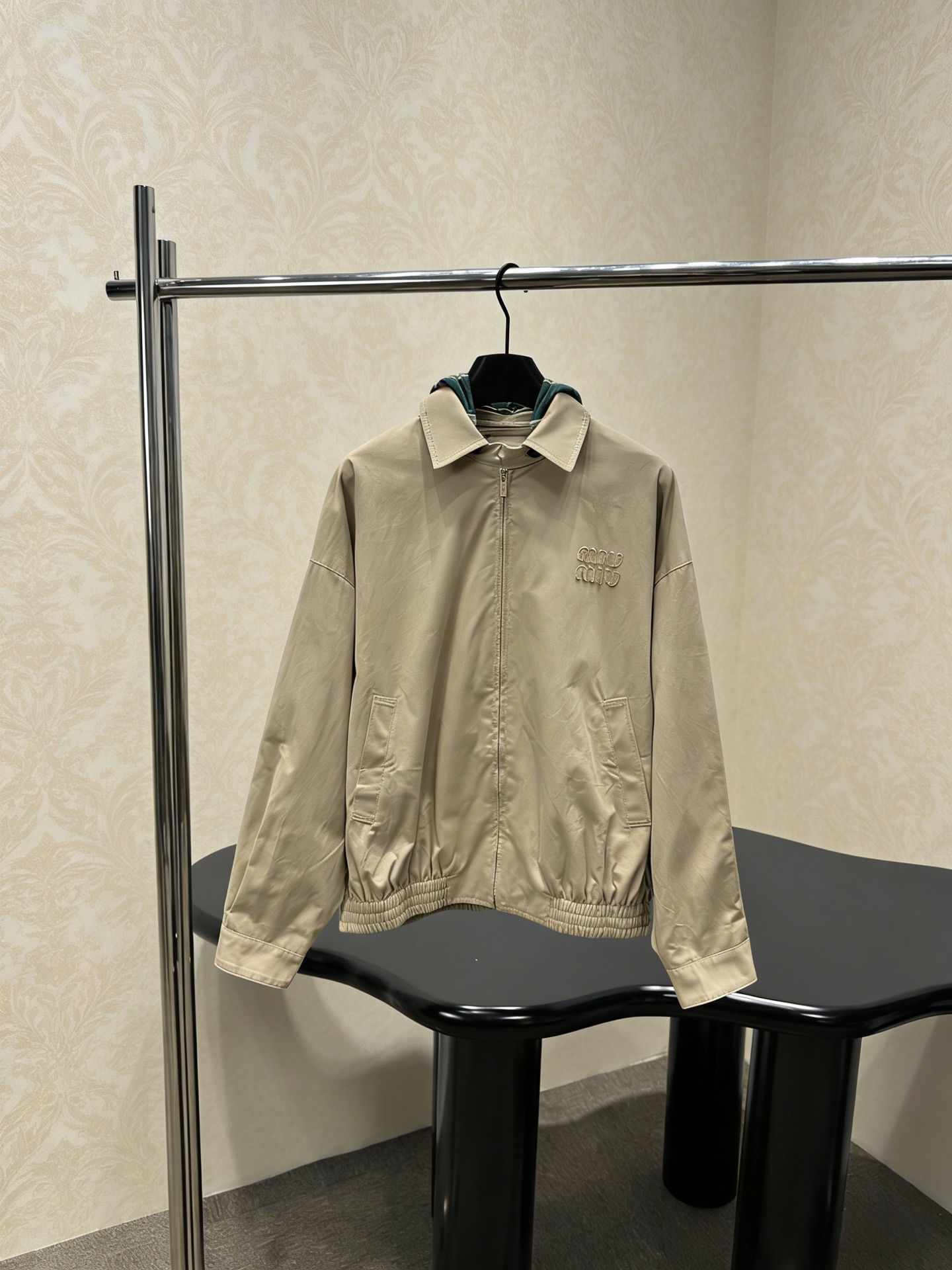 NO:797502,MiuMiu2026 new khaki hooded patchwork jacket, this khaki patchwork jacket is made of crisp windproof fabric, loose silhouette design, comfortable and fashionable, with dark stripes on the lapels, three-dimensional embroidered logo on the chest, full of retro college style, zipper closure + practical pockets, suitable for daily commuting and casual outings. The khaki color is versatile and can be easily matched with a white skirt, shirt or overalls. It can be switched between sweet and cool or college style. It is a must-have item for early spring!  Size SML,,miumiu,skirts,jackets & coats,shirts,hats,19860909MiuMiu2026新款卡其色连帽拼接夹克,这款卡其色拼接夹克,采用挺括防风面料,宽松廓形设计,舒适又时髦,翻领拼接深色条纹,胸前立体刺绣Logo,复古学院风满满,拉链开合+实用口袋,日常通勤、休闲出街都很适合,卡其色百搭,轻松搭配白裙、衬衫或工装裤,甜酷or学院风随心切换,是早春穿搭必备单品！码数SML,,miumiu,skirts,jackets & coats,shirts,hats,,Women's clothing
