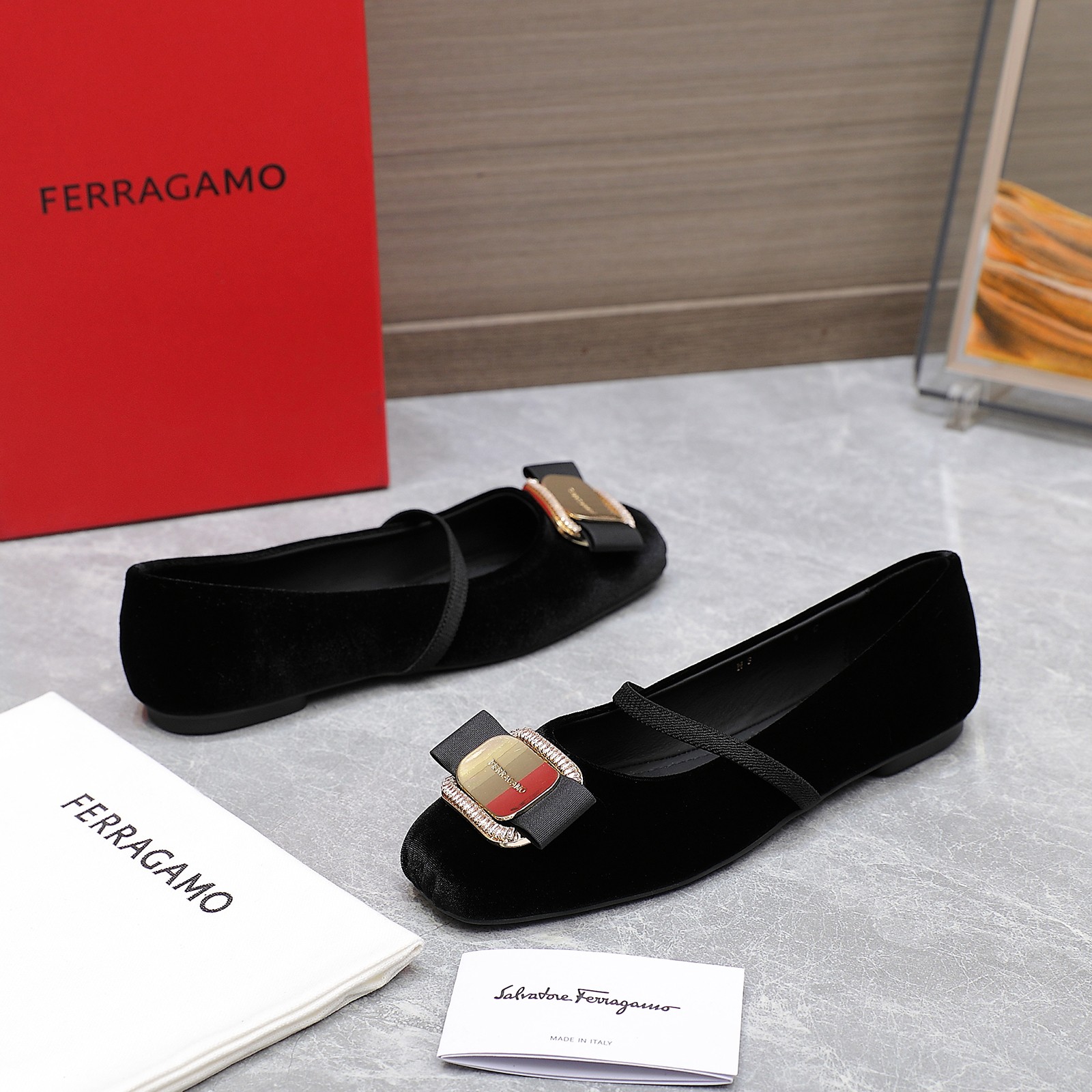NO:265096,The highest version Ferragamo Ferragamo Spring and summer new bow light mouth women's shoes SF iconic bow hardware diamond buckle flat sole single shoes Candy color square toe versatile ballet shoes Top version on the market Material imported silk / washing denim   water dyed sheepskin inner lining   original mold opening outsole   original mold opening hardware Swarovski diamond buckle Size 35-39 (40 customized without return and exchange) with original packaging, single shoes, ferragamo, ferragamo, swarovski, sheepskin, real silk19860909最高版本 Ferragamo菲拉格慕 春夏新款蝴蝶结浅口女鞋 SF标志性蝴蝶结五金钻扣平底单鞋 糖果色方头百搭芭蕾舞鞋 市面顶级版本 材质面料进口真丝/水洗牛仔布 水染羊皮内里 原版开模大底 原版开模五金施华洛世奇钻扣 码数35-39（40定做不退换） 配原版包装,单鞋,ferragamo,ferragamo,swarovski,sheepskin,real silk,Women's Shoes