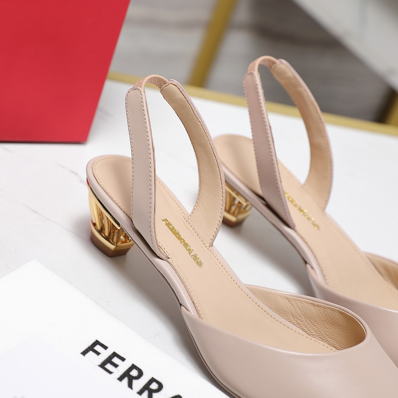 NO:265094,Ferragamo Counter Summer Series New Products Hollow Metal Heels Rear Sandals Smooth Shoe Stylish Lines Excellent Style Comfortable, Enhanced, Slim, Elongate Leg Lines Imported Calfskin, Lambskin Inner Italian High-density Leather Outsole Flat Sole/4.5cm Optional Size35-42 (41 42 Customized), Sandals, ferragamo, ferragamo, sandals, cowhide, sheepskin, Leather Soles19860909Ferragamo菲拉格慕专柜夏季系列新品 镂空金属跟 后空凉鞋 鞋型线条流畅 版型超赞 上脚舒适.增高.显瘦.拉长腿部线条 进口小牛皮,小羊皮内里 意大利高密度真皮大底 平底/4.5cm可选 Size35-42（41 42定制）,凉鞋,ferragamo,ferragamo,sandals,cowhide,sheepskin,Leather soles,Women's Shoes