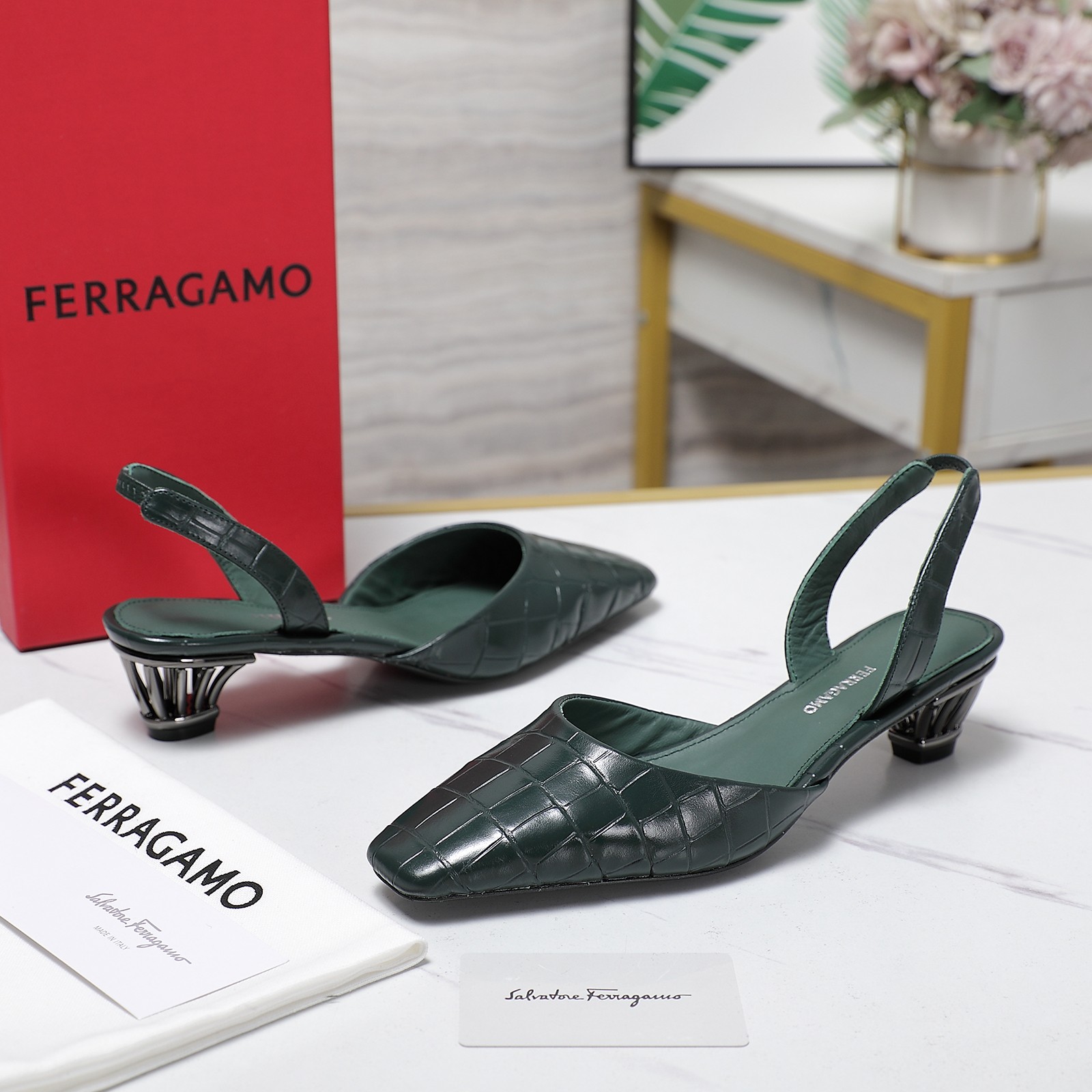 NO:265095,Ferragamo Counter Summer Series New Products Hollow Metal Heels Rear Sandals Smooth Shoe Stylish Lines Excellent Style Comfortable on the Foot.**. Slimming. Lengthen the Legs Imported Calfskin, Lambskin Inner Italian High-density Leather Outsole Flat Sole/4.5cm Optional Size35-42 (41 42 Customized), Sandals, ferragamo, ferragamo, sandals, cowhide, sheepskin, Leather Soles19860909Ferragamo菲拉格慕专柜夏季系列新品 镂空金属跟 后空凉鞋 鞋型线条流畅 版型超赞 上脚舒适.**.显瘦.拉长腿部线条 进口小牛皮,小羊皮内里 意大利高密度真皮大底 平底/4.5cm可选 Size35-42（41 42定制）,凉鞋,ferragamo,ferragamo,sandals,cowhide,sheepskin,Leather soles,Women's Shoes