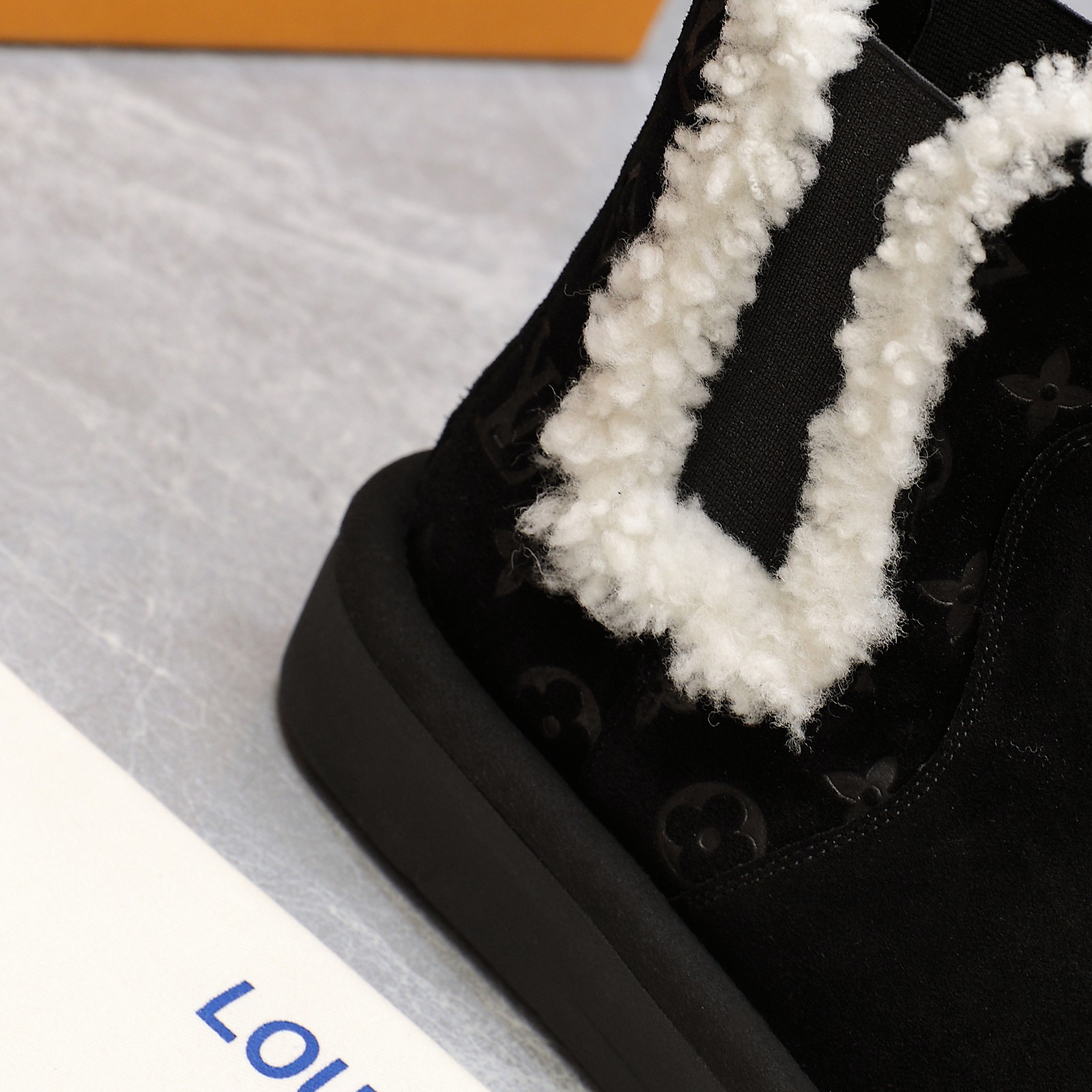 NO:668664,Lv Louis Vuitton latest short boots snow boots latest series coming autumn and winter Birkenstock boots new products counter synchronization material cowhide pure wool fancy splicing outsole non-slip foam lining wool thickened bottom platform full score for comfort ** full score for effect lamb wool lining size35-41 (41 custom-made), snow boots, louis vuitton, louis vuitton, boots, cowhide19860909Lv路易威登 最新款短靴 雪地靴 最新款 系列来袭 秋冬勃肯毛靴新品 专柜同步 材质牛皮 纯羊毛花式拼接 大底防滑发泡 内里羊毛 加厚底台舒适度满分 **效果满分 内里皮毛一体羔羊毛 size35-41（41定做）,雪地靴,louis vuitton,louis vuitton,boots,cowhide,Women's Shoes