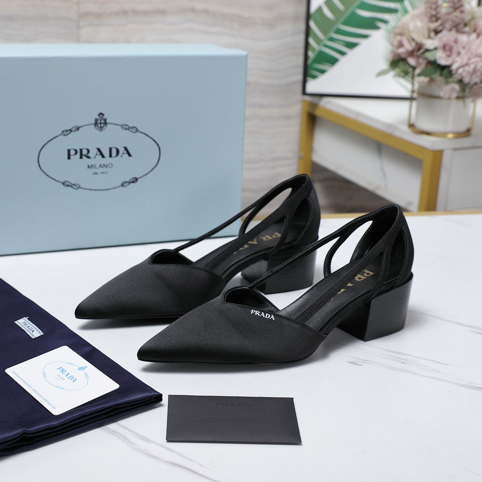 NO:236619,PRADA 25 autumn and winter show women's shoes with pointed toe thick heel bow show color-blocking counter show style!  High-quality silk fabric with high-quality imported sheepskin outsole original Italian leather outsole heel height 5cm shoe size: 35-42 (41 42 customized), single shoes, prada, prada, sheepskin, real silk, Leather soles19860909PRADA 普拉达 25 秋冬秀款女鞋 尖头粗跟蝴蝶结秀拼色专柜走秀款！ 鞋面高定真丝面料 内里高定进口羊皮 大底原版意大利真皮大底 跟高5cm 鞋码:35-42（41 42订做）,单鞋,prada,prada,sheepskin,real silk,Leather soles,Women's Shoes