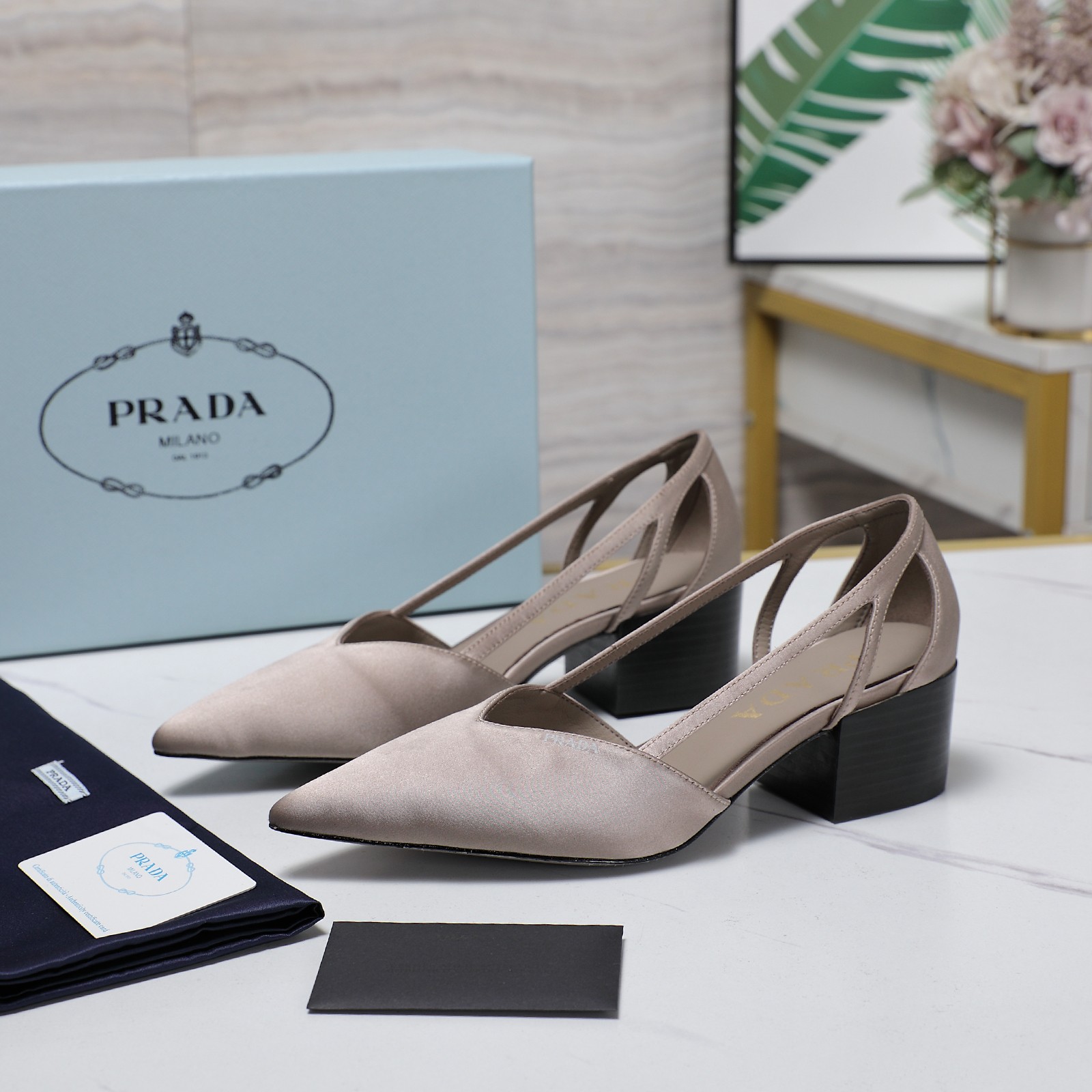 NO:265066,PRADA 25 autumn and winter show women's shoes with pointed toe thick heel bow show color-blocking counter show style!  High-quality silk fabric with high-quality imported sheepskin outsole original Italian leather outsole heel height 5cm shoe size: 35-42 (41 42 customized), single shoes, prada, prada, sheepskin, real silk, Leather soles19860909PRADA 普拉达 25 秋冬秀款女鞋 尖头粗跟蝴蝶结秀拼色专柜走秀款！ 鞋面高定真丝面料 内里高定进口羊皮 大底原版意大利真皮大底 跟高5cm 鞋码:35-42（41 42订做）,单鞋,prada,prada,sheepskin,real silk,Leather soles,Women's Shoes