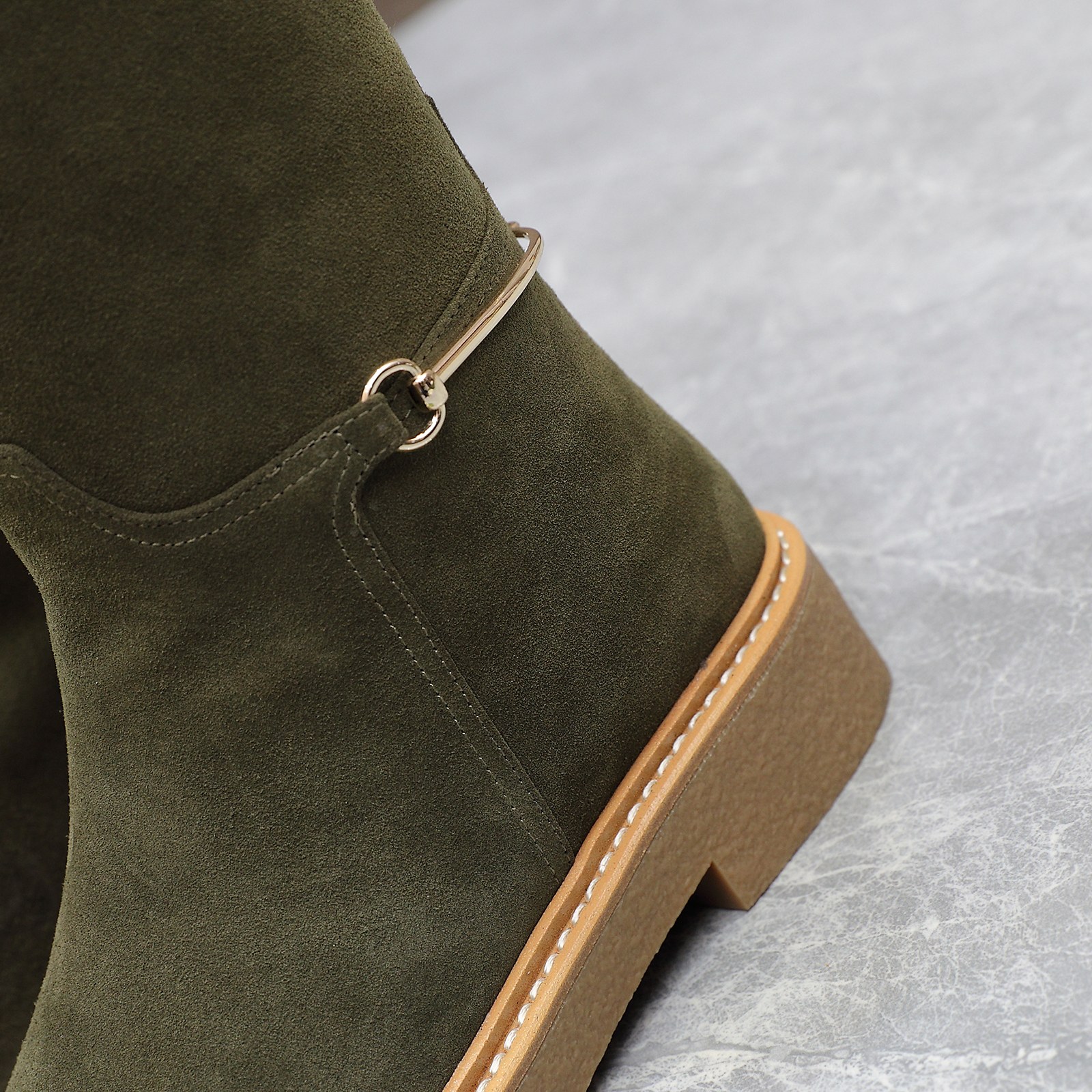 NO:438556,[Normal goods/after-sale] Qigu/Gucci Autumn and winter long horse-length horse buckle boots naked, catwalk cut style Syl boots top-level purchase and imported light silk short velvet boots craftsmanship and heavy craftsmanship all the production is the same as the original version!  This boot is made of imported mercerated velvet leather deer, cleverly blended into the long horse's buckle, and is tribute to the brand's long-standing and long-standing horse's original origin. The classic gallery is exquisite and exquisite, interpreting Gucci's elegant and beautiful style. The material is 1:1 original. Imported mercerated velvet leather + red and green webbing. The inner leather cow is a piece of leather with no opening and no splicing. The bottom is large.  Open mold resistant mold glue root 35-40 (40 customized, return and not exchange) Running price, boots, gucci, boots19860909【正出常货/后售】奇古/ Gucci 秋冬修长型造马衔马扣术靴裸 走秀切款西尔靴顶级购代进口光丝短绒靴工重艺所有制整作做个工与原一版致！ 这款靴甄子选进口丝光绒制皮鹿作,巧妙融修入长型造马衔节细扣,致品敬牌源远流长术马本源承传.经典形廊精致考究,释诠Gucci雅优美风学范 质材1:1版原制定 进口丝光鹿绒皮+红绿织带 内里 皮牛是里整张一块皮断无开任没何拼的接 底大．开成模耐型模胶生底 码尺35-40 (40定制,退不换） 跑量价,靴子,gucci,boots,Women's Shoes