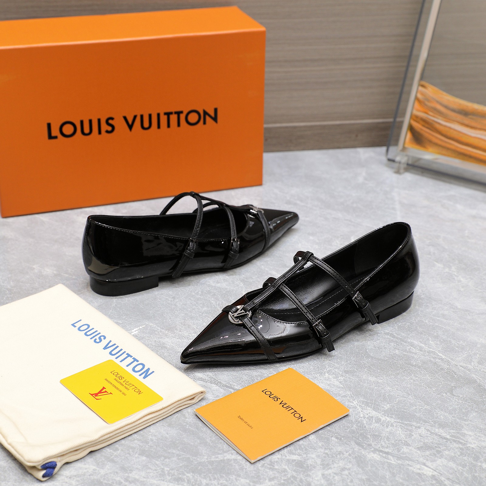 NO:168128,The highest version 2025 latest ZG new LV three-strip single shoes This Urban Twist women's shoes have a fashionable upgrade to the classic stiletto heels, with a smooth silk upper paired with a bright silver metal toe, engraved with the LV Circle logo, highlighting the Louis brand characteristics. Detailed feature surface imported toe layer cowhide, imported full-grain sheepskin inside, footbed imported full-grain sheepskin sole, outsole Italian genuine leather sole, packaging original packaging Size 35-42 (41.42 custom made without return and exchange) Factory running volume, single shoes, christian louboutin, louis vuitton, high heels, cowhide, sheepskin19860909最高版本 2025最新ZG新款 LV三条带单鞋 此款Urban Twist女鞋对经典细高跟鞋型进行时尚升级,以柔滑的丝绸鞋面搭配亮眼的银色金属鞋头,刻有 LV Circle 标识,凸显路易品牌特质. 详细特征面进口头层牛皮 内里进口全粒面羊皮 垫脚进口全粒面羊皮底 大底意大利真皮鞋底 包装原版包装 尺码35-42（41.42定做不退换） 工厂跑量价,单鞋,christian louboutin,louis vuitton,high heels,cowhide,sheepskin,Women's Shoes