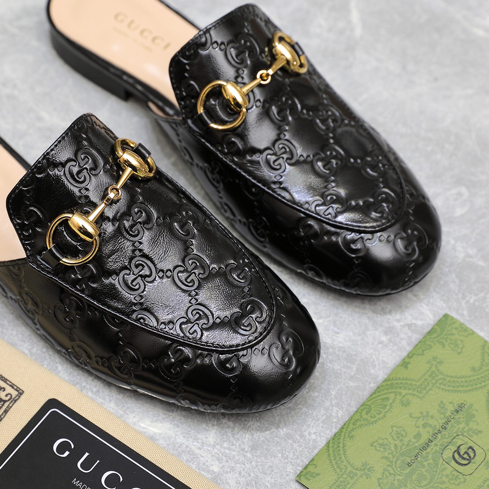 NO:168134,2025 counters are synchronized with new spring and summer models. The hot diamond series loafer slippers Gucci 25S spring and summer new double G diamond chain buckle with sandals and high heels Guccⅰ Classic women's shoes: original one-to-one development, carefully modified shoe last, fabric adopts original texture, imported sheepskin, with original board chain buckle that is so delicate that it is impeccable!  G-home reflects the sense of high-end, always convinces the capital. It looks quite simple style, but it is inexplicably high-end on the feet. It is very sexy and allows you to easily match it to show all kinds of styles. The upper is original double G-fabric chain fastener. The inner is imported sheepskin. The size is 35-42 (40.41 42 customized) Packaging original green box packaging. Run the volume and price, semi-torch, gucci, gucci, loafers, sandals, slippers, sheepskin198609092025专柜同步春夏新款 烫钻系列乐福拖鞋 Gucci 25S春夏新品双G钻链扣后带凉鞋高跟 Guccⅰ 经典女鞋:原版一比一开发,精心调制的鞋楦,面料采用原版质感.进口羊皮.配原板链条扣细腻到无可挑剔！ G家在体现高级感这块 总让人大写的服气 看起来蛮简单的款式 但上脚就莫名很高阶 非常性感 让你轻松搭配尽显各种风格 鞋面原版双G布链条扣件 内里采用进口羊皮 意大利进口真皮底 码数,35-42（40.41 42订做） 包装原版绿盒包装 跑量价,半拖,gucci,gucci,loafers,sandals,slippers,sheepskin,Women's Shoes