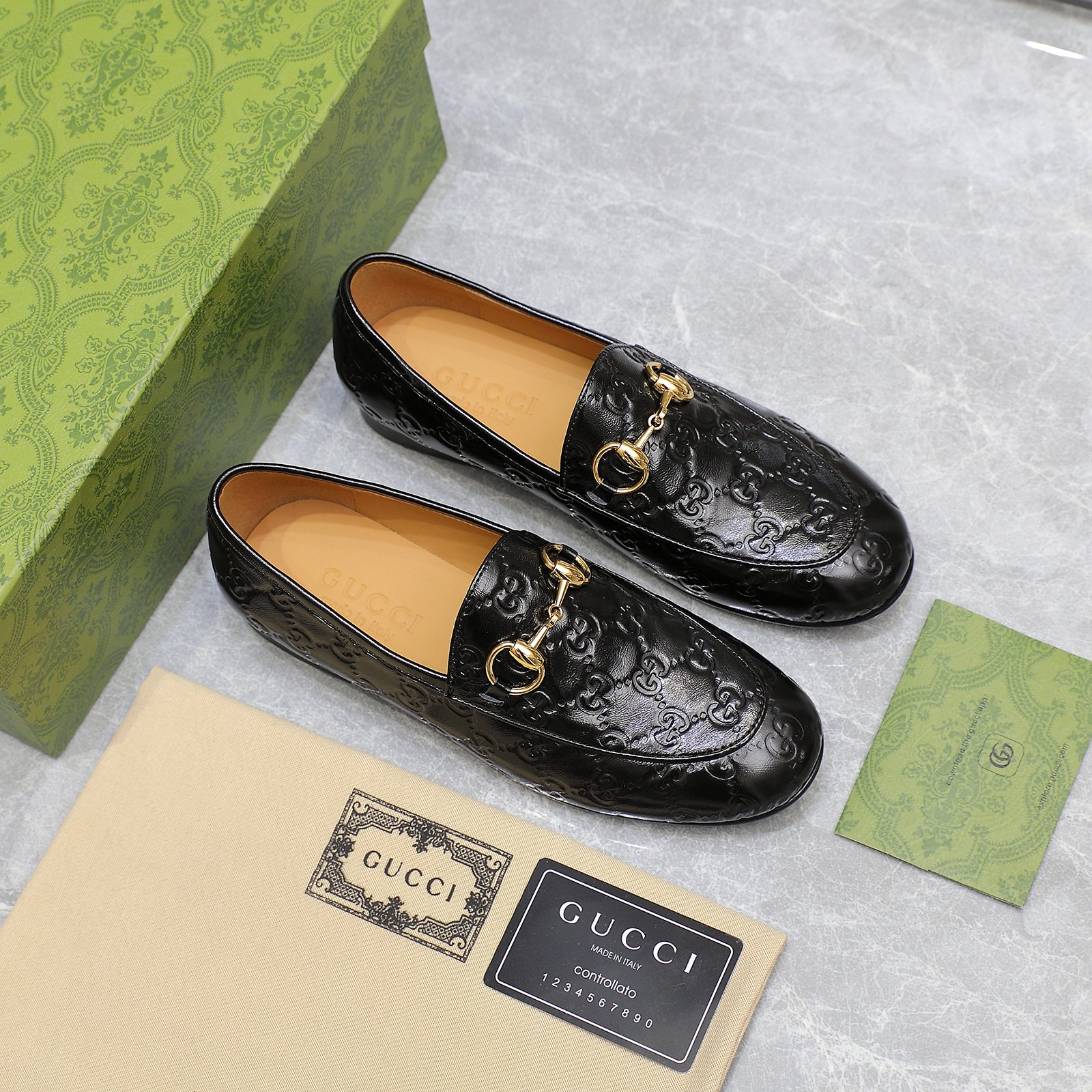 NO:168136,2025 counters are synchronized with new spring and summer models, ironing diamond series   leather embossed series loafers Gucci 25S spring and summer new double G diamond chain buckle with sandals high heels Guccⅰ Classic women's shoes: original one-to-one development, carefully modified shoe last, fabric adopts original texture, imported sheepskin, with original board chain buckle so delicate that it is impeccable!  G-home reflects the sense of high-end, always convinces the capital. It looks quite simple style, but it is inexplicably high-end on the feet. It is very sexy and allows you to easily match it. It shows all kinds of styles. The upper is original double G-fabric chain fastener. The inner is imported sheepskin. The size is 35-42 (40.41 42 customized) Packaging original green box packaging. Run the volume and price, loafers, gucci, gucci, loafers, sandals, sheepskin.198609092025专柜同步春夏新款 烫钻系列 皮面压花系列乐福鞋 Gucci 25S春夏新品双G钻链扣后带凉鞋高跟 Guccⅰ 经典女鞋:原版一比一开发,精心调制的鞋楦,面料采用原版质感.进口羊皮.配原板链条扣细腻到无可挑剔！ G家在体现高级感这块 总让人大写的服气 看起来蛮简单的款式 但上脚就莫名很高阶 非常性感 让你轻松搭配尽显各种风格 鞋面原版双G布链条扣件 内里采用进口羊皮 意大利进口真皮底 码数,35-42（40.41 42订做） 包装原版绿盒包装 跑量价,乐福鞋,gucci,gucci,loafers,sandals,sheepskin,Women's Shoes