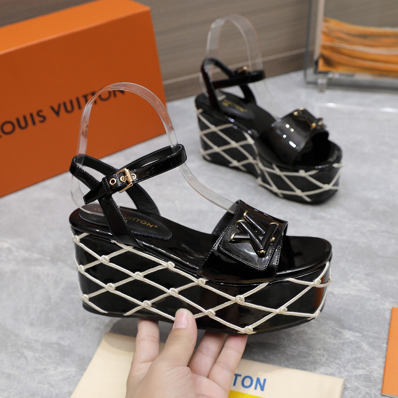 NO:168122,Top version Lv latest hatred sky high wedge sandals 2025 summer latest Louis Vuitton/Louis Vuitton women's LV letter high heel sandals. The Shake open hip design on the back of this V home sandal is made of imported calf leather. The bold design of the color is presented, perfectly improving its modern lines. It is famous for its iconic V line width heel and exquisite details with brand letters. It is inspired by the iconic opening of the Twist bag, the eternal Louis Vuitton signature elegance. The summer must-have for the goddesses of summer in 2025, original replica, and the foot feel is super comfortable. Show the queen's temperament. Imported calf patent leather on the upper, imported sheepskin in the inner, imported sheepskin footbed imported sheepskin footbed, original open-soled TPR outsole heel height 9CM standard code 35-42 (41 42 size custom made, no return or exchange)  With original drawer box, sandals, louis vuitton, louis vuitton, louis vuitton, sandals, cowhide, sheepskin19860909顶级版本 Lv最新恨天高 坡跟水台凉鞋 2025夏季最新款Louis Vuitton/路易威登女款LV字母高跟凉鞋,此款V家凉鞋背面的Shake开放式臀部设计由进口小牛皮制成,大胆设计的色彩呈现,完美提升其现代线条,以其标志性的V行宽跟和带有品牌字母的精致细节而著称,灵感来自Twist包的标志性开舍,永恒的路易威登签名优雅 2025夏季女神们的夏季必备款, 原版复刻,脚感超舒适.尽显女王气质 鞋面进口小牛漆皮, 内里进口羊皮 垫脚进口羊皮垫脚, 大底原版开模TPR大底 跟高9CM 标准码35-42(41 42码订做 不退不换) 配原版抽屉盒,凉鞋,louis vuitton,louis vuitton,louis vuitton,sandals,cowhide,sheepskin,Women's Shoes