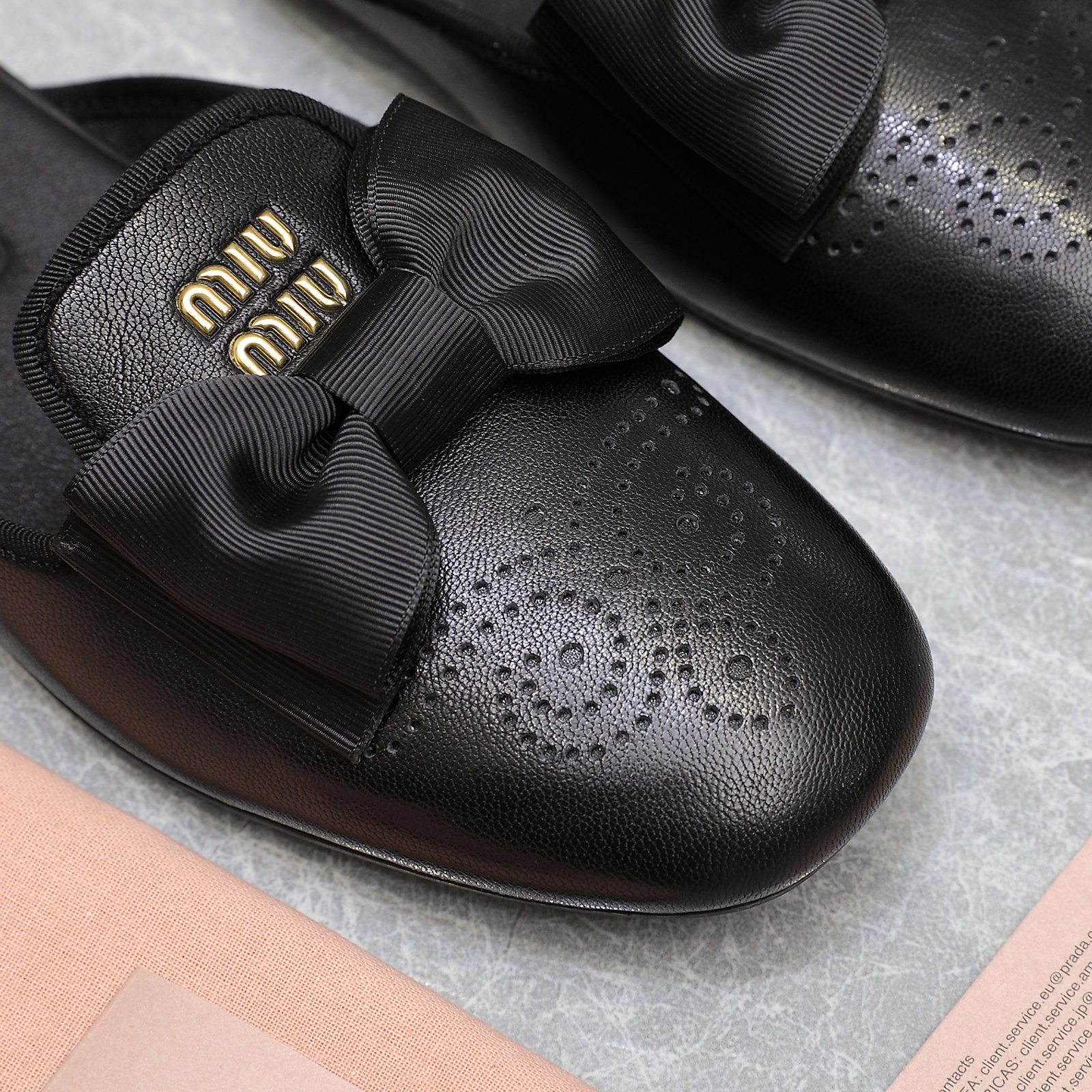 NO:168125,Top quality Miumiu spring and summer new bow accessories carved punched flat-soled loafers single shoe slipper series, elegant and cute, curved small round toe, perfect interpretation of Hepburn style, cute and age-reducing, paired with socks and full of college style, the upper is imported mixed-bred sheepskin/ox-reverse velvet, inner foot pad imported sheepskin Original open mold rubber sole, light and comfortable Size: 35-41 (40.41 custom made without return) With original packaging, semi-torch, miumiu, loafers, slippers, sheepskin, socks19860909顶级品质 Miumiu春夏新品蝴蝶结配饰雕花冲孔平底乐福鞋单鞋拖鞋系列 即优雅又可爱 带弧形的小圆头 完美演绎赫本风 上脚可爱又减龄 配上袜子又满满学院风  鞋面采用进口混种羊皮/牛反绒 内里垫脚进口羊皮 原版开模橡胶大底 轻便舒适 码数:35-41（40.41定做不退换） 配原版包装,半拖,miumiu,loafers,slippers,sheepskin,socks,Women's Shoes