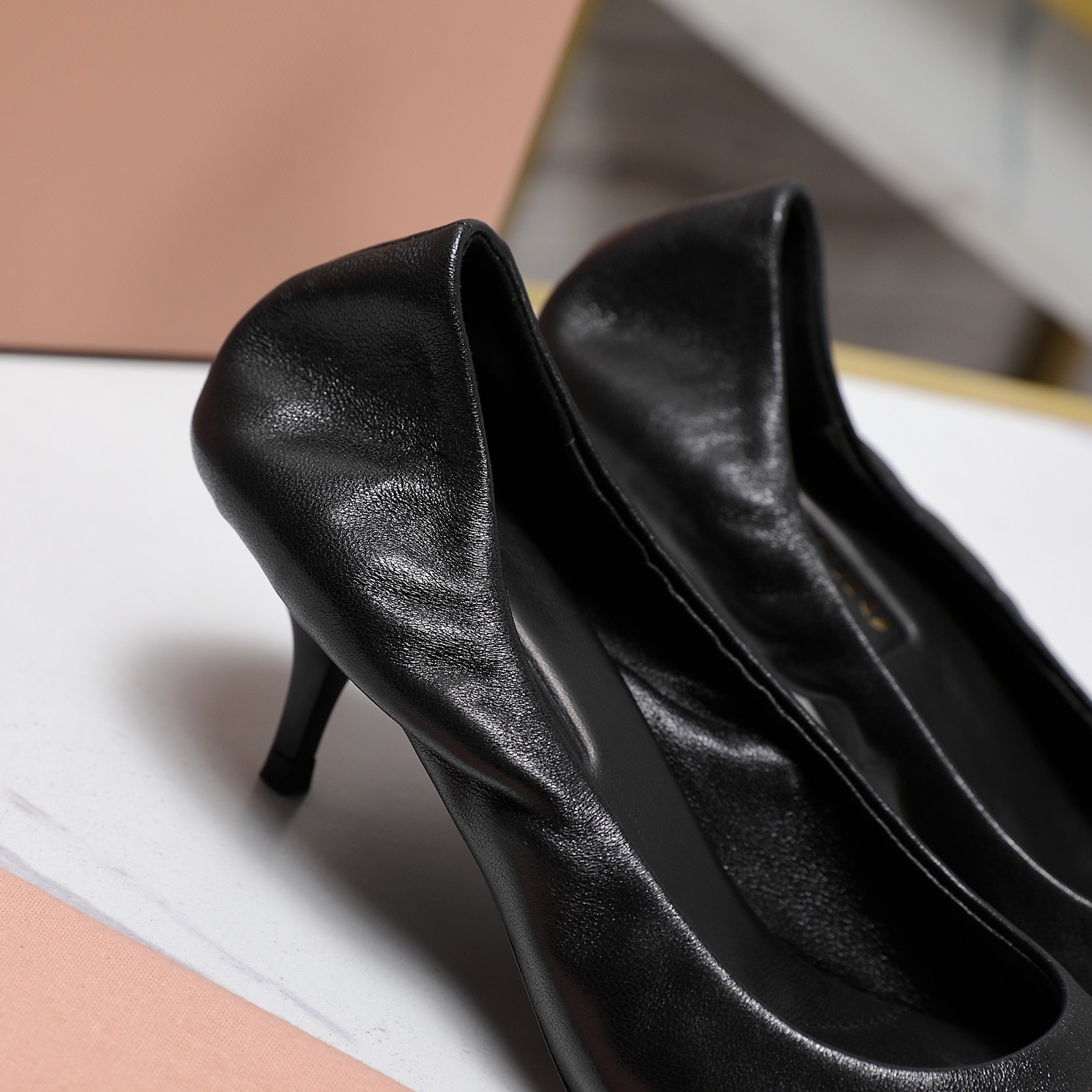 NO:168119,Miao Miao 2025 new pointed toe high heel shoes. The new series is available for miumiu ———————————— ★★★★★★ The latest show style of Paris Fashion Week, a new series of opening and opening series that coexist with comfort and fashion. The design of pointed toe and round toe is matched with different styles. The upper is original customized sheepskin/Yangjing Li: Original customized sheepskin inner lining, cowhide footbed Heel height (5.5cm) Outsole original molded leather sole Shoe size: 35-39 (34, 40, 41 customization is not returned or exchanged) Delivery luxury latest counter full packaging, single shoes, miumiu, cowhide, sheepskin, sheep, Leather soles19860909缪 缪2025 新款尖头高跟单鞋 系列上新miumiu ——————————— ★★★★★ 巴黎时装周最新走秀款,舒适度与时髦度并存的开挂全新系列,尖头与圆头设计搭配不同风格需求 鞋面原版定制羊皮/羊京  内里: 原版定制羊皮内里,牛皮垫脚 跟高（5.5cm） 大底原版开模真皮大底 鞋码: 35-39（34、40、41定制不退换） 配送豪华最新专柜全套包装,单鞋,miumiu,cowhide,sheepskin,sheep,Leather soles,Women's Shoes