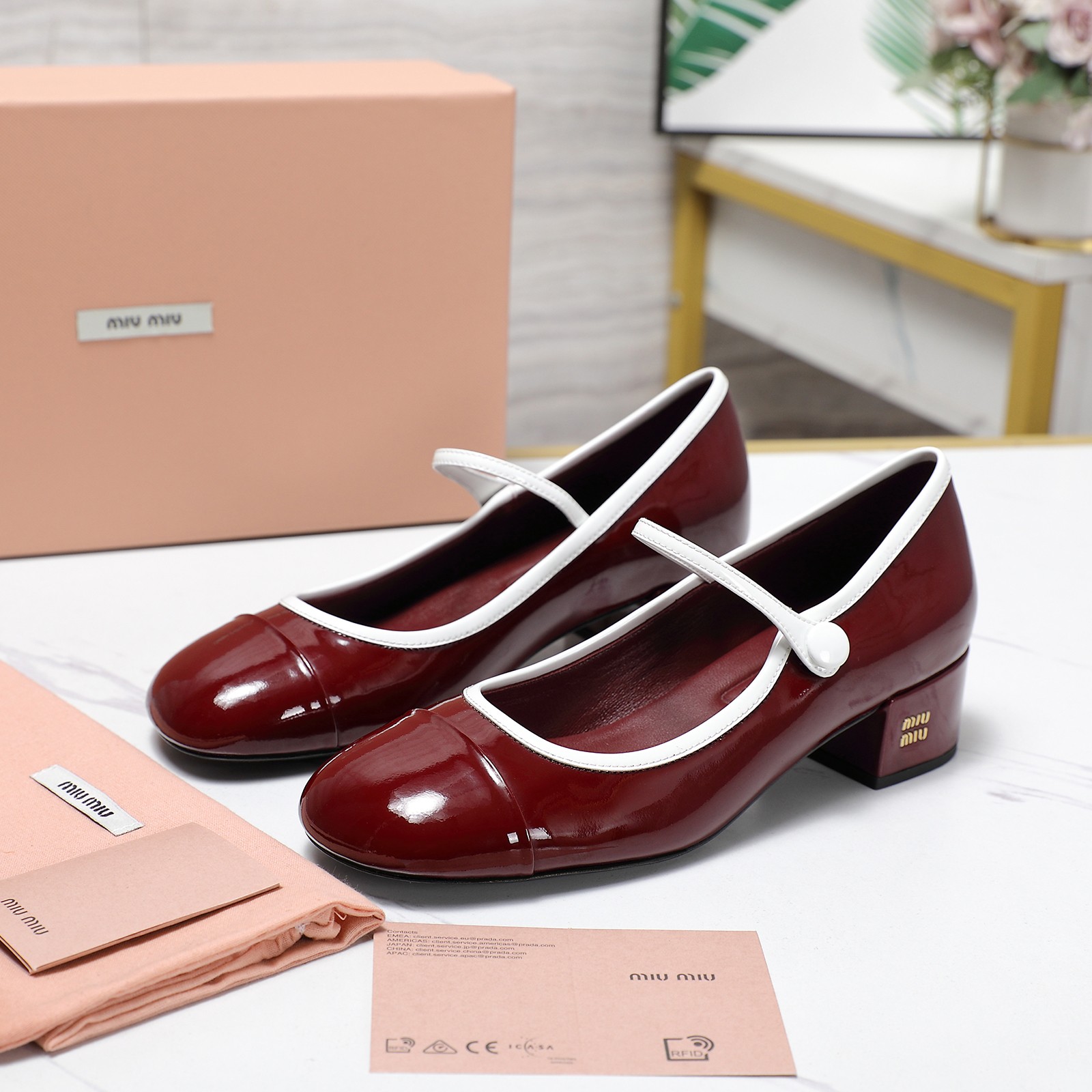 NO:265055,Top quality Miumiu 25 spring and summer show new arrival~color-blocked thick heel round-toe Mary Zhen pearl buckle single shoes!  Glossy cow patent leather upper with one strap, metal miu logo decoration, full of details and texture ~ retro and fashionable ~ It looks super good with colorful socks ~ Super age-reducing ~ Very Miu feel, college style ~ very casual but not lacking fashion and comfort. Upper imported soft cow patent leather inner footbed sheepskin imported from Italy genuine leather outsole Heel height: 3.5cm Size: 35-41 (40 41 custom made without return) Running price, single shoes, miumiu, mary jane, sheepskin, Leather soles, socks19860909顶级品质miumiu缪缪25春夏走秀新款new arrival～拼色粗跟圆头玛丽珍珍珠扣带单鞋！ 光泽牛漆皮鞋面一字带,金属miu缪logo饰以点缀,细节质感满满～复古时髦～ 配个彩色袜子超好看～超减龄～很miu的感觉, 学院风～很随性但不乏时尚和舒适度 鞋面进口软牛漆皮 内里垫脚羊皮 意大利进口真皮大底 跟高:3.5cm 码数:35-41（40 41订做不退换） 跑量价,单鞋,miumiu,mary jane,sheepskin,Leather soles,socks,Women's Shoes