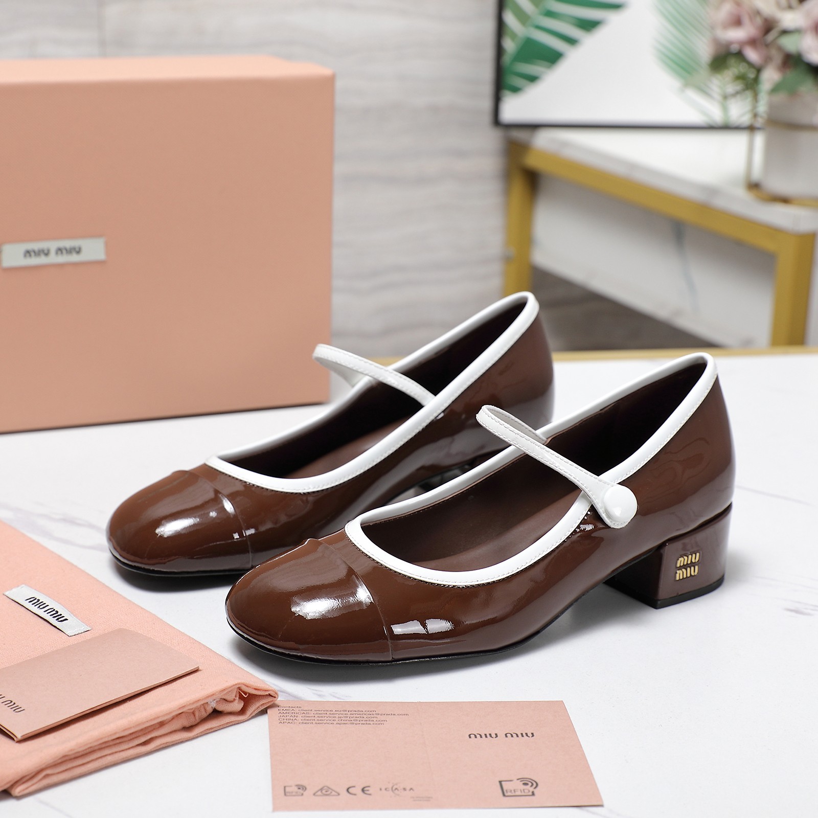 NO:168110,Top quality Miumiu 25 spring and summer show new arrival~color-blocked thick heel round-toe Mary Zhen pearl buckle single shoes!  Glossy cow patent leather upper with one strap, metal miu logo decoration, full of details and texture ~ retro and fashionable ~ It looks super good with colorful socks ~ Super age-reducing ~ Very Miu feel, college style ~ very casual but not lacking fashion and comfort. Upper imported soft cow patent leather inner footbed sheepskin imported from Italy genuine leather outsole Heel height: 3.5cm Size: 35-41 (40 41 custom made without return) Running price, Mary Jane, miumiu, mary jane, sheepskin, Leather soles, socks19860909顶级品质miumiu缪缪25春夏走秀新款new arrival～拼色粗跟圆头玛丽珍珍珠扣带单鞋！ 光泽牛漆皮鞋面一字带,金属miu缪logo饰以点缀,细节质感满满～复古时髦～ 配个彩色袜子超好看～超减龄～很miu的感觉, 学院风～很随性但不乏时尚和舒适度 鞋面进口软牛漆皮 内里垫脚羊皮 意大利进口真皮大底 跟高:3.5cm 码数:35-41（40 41订做不退换） 跑量价,玛丽珍,miumiu,mary jane,sheepskin,Leather soles,socks,Women's Shoes