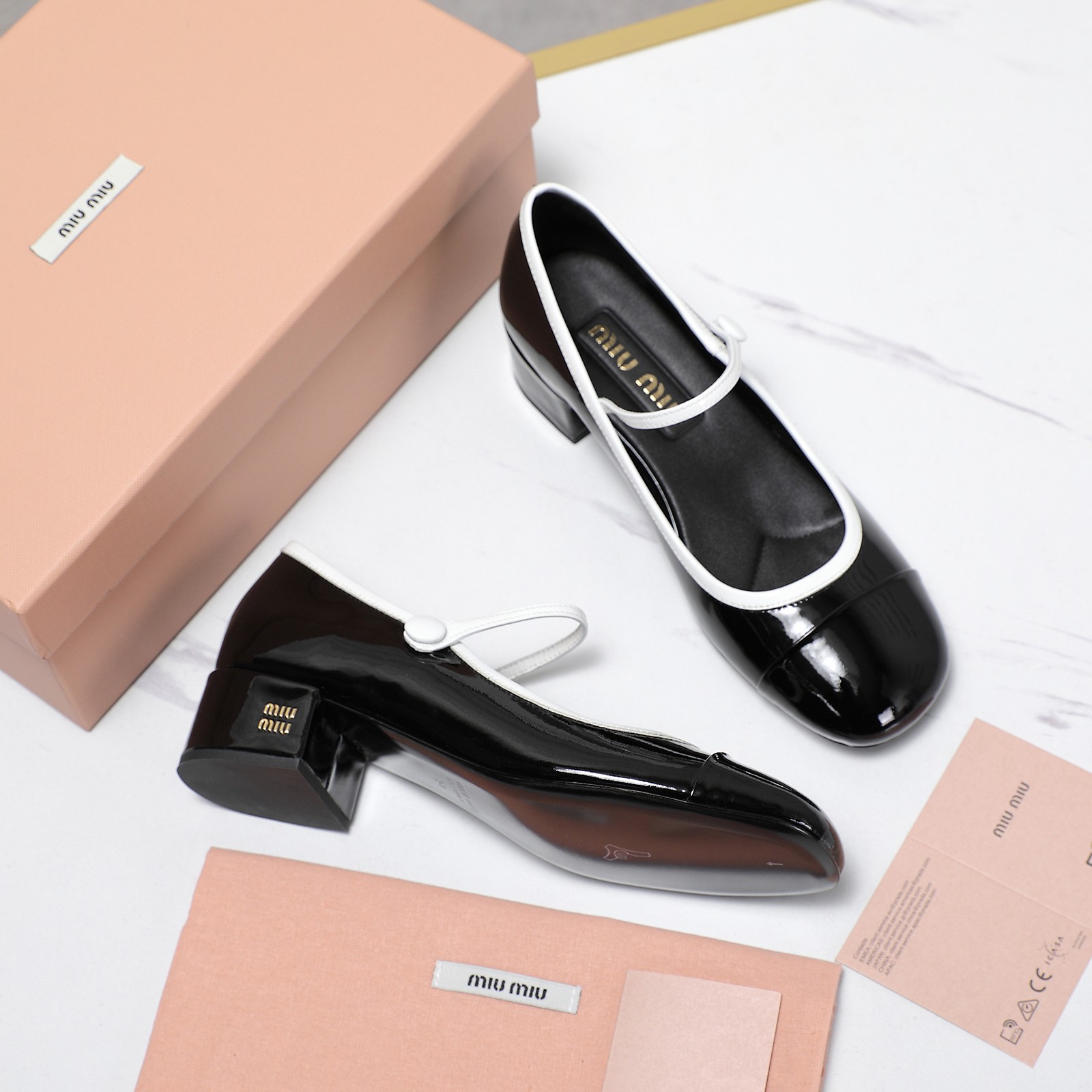 NO:236605,Top quality Miumiu 25 spring and summer show new arrival~color-blocked thick heel round-toe Mary Zhen pearl buckle single shoes!  Glossy cow patent leather upper with one strap, metal miu logo decoration, full of details and texture ~ retro and fashionable ~ It looks super good with colorful socks ~ Super age-reducing ~ Very Miu feel, college style ~ very casual but not lacking fashion and comfort. Upper imported soft cow patent leather inner footbed sheepskin imported from Italy genuine leather outsole Heel height: 3.5cm Size: 35-41 (40 41 custom made without return) Running price, Mary Jane, miumiu, mary jane, sheepskin, Leather soles, socks19860909顶级品质miumiu缪缪25春夏走秀新款new arrival～拼色粗跟圆头玛丽珍珍珠扣带单鞋！ 光泽牛漆皮鞋面一字带,金属miu缪logo饰以点缀,细节质感满满～复古时髦～ 配个彩色袜子超好看～超减龄～很miu的感觉, 学院风～很随性但不乏时尚和舒适度 鞋面进口软牛漆皮 内里垫脚羊皮 意大利进口真皮大底 跟高:3.5cm 码数:35-41（40 41订做不退换） 跑量价,玛丽珍,miumiu,mary jane,sheepskin,Leather soles,socks,Women's Shoes