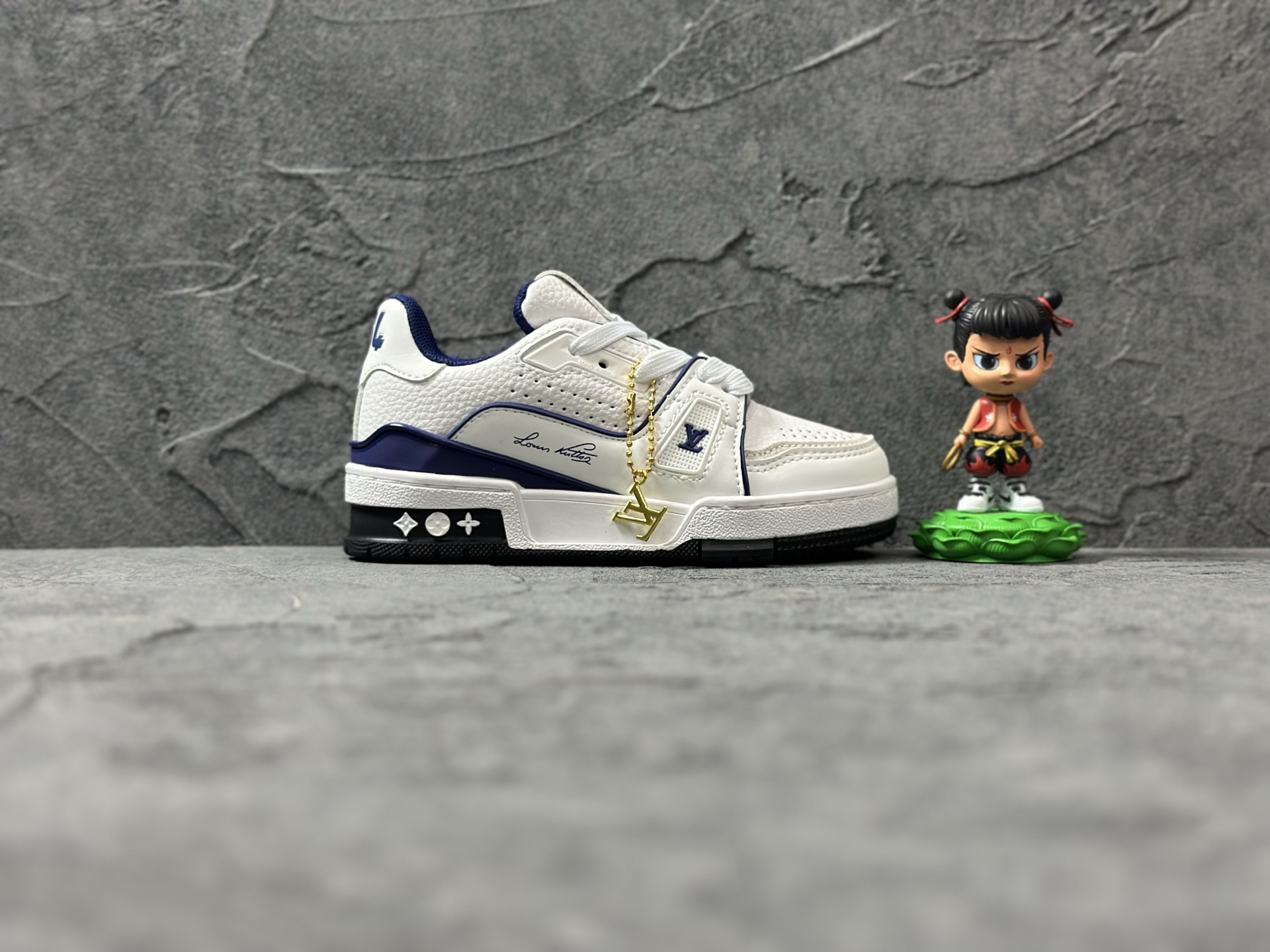 NO:338360,New children's shoes are available!  !  !  Louis Vuitton/Louis Vuitton LV3 generation children's shoes upgraded original last-shaped development paper version, thick drawer box, imported lychee pattern top layer calf leather combination fine soft calf leather upper material, insole embedded in soft foot EVA material, heel resistant to bend and drip plastic support piece, newly developed TR gloss combination color sole French Paris century-old luxury brand LV Louis Vuitton Louis Vuitton Trainer Sneaker Low sports series low-top retro versatile casual sports culture basketball shoes 