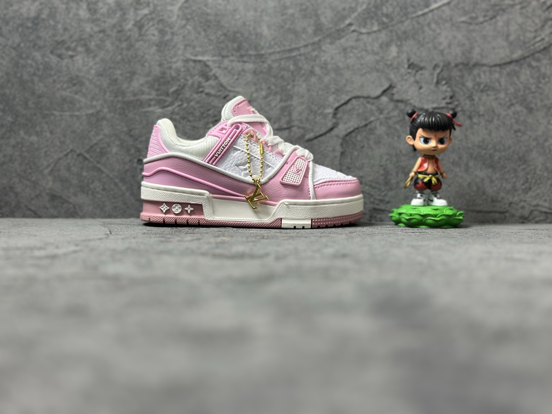 NO:338300,New children's shoes are available!  !  !  Louis Vuitton/Louis Vuitton LV1 generation children's shoes upgraded original last-shaped development paper version, thick drawer box, imported lychee pattern top layer calf leather combination fine soft calf leather upper material, insole embedded in soft foot EVA material, heel resistant to bend and drip plastic support piece, newly developed TR gloss combination color sole French Paris century-old luxury brand LV Louis Vuitton Louis Vuitton Trainer Sneaker Low sports series low-top retro versatile casual sports culture basketball shoes 