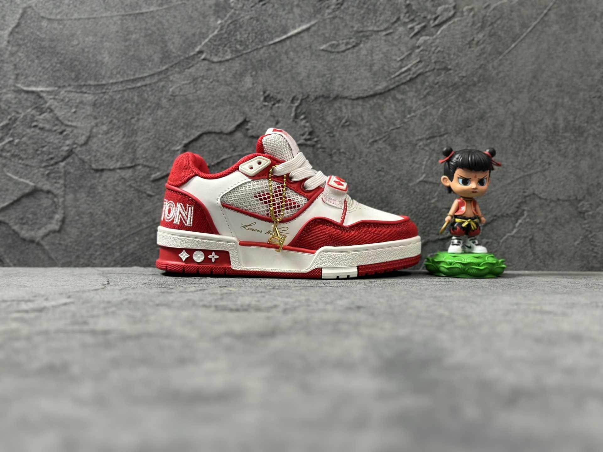 NO:338312,New children's shoes are available!  !  !  Louis Vuitton/Louis Vuitton LV2 generation children's shoes upgraded original last-shaped development paper version, thick drawer box, imported lychee pattern top layer calf leather combination fine soft calf leather upper material, insole embedded in soft foot EVA material, heel resistant to bend and drip plastic support piece, newly developed TR gloss combination color sole French Paris century-old luxury brand LV Louis Vuitton Louis Vuitton Trainer Sneaker Low sports series low-top retro versatile casual sports culture basketball shoes 