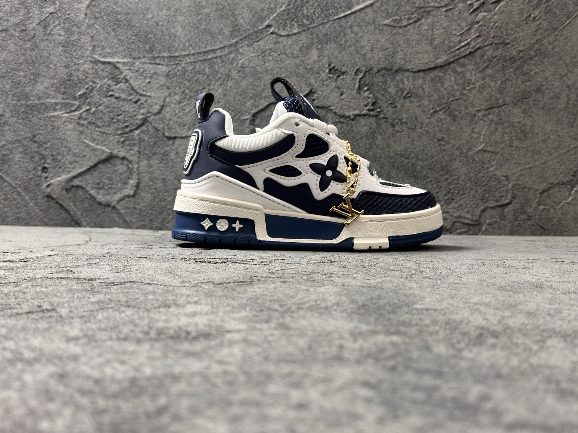 NO:717739,New children's shoes are available!  !  !  Louis Vuitton/Louis Vuitton LV children's shoes, upgraded original last development paper version, thick drawer box, imported pebbled first-layer calf leather combined with soft calf leather upper material, insole embedded with soft-foot-feeling EVA material, heel resistant to bending plastic support piece, newly developed TR gloss combination color isolation sole French Paris century-old luxury brand LV Louis Vuitton Trainer Sneaker Low  Sports series low-top retro all-match casual sports culture basketball shoes 'size 26-37, LV, louis vuitton, louis vuitton, louis vuitton, cowhide,19860909新款童鞋上新！！！ Louis Vuitton/路易威登 LV童鞋 升级原装楦型开发纸版,厚实抽屉盒,采用进口荔枝纹头层小牛革组合细柔小牛皮革鞋面材质,鞋垫嵌入软脚感EVA物料,后跟耐弯折滴塑支撑片,全新开发TR光泽组合隔色鞋底法国巴黎百年奢侈品牌LV路易威登Louis Vuitton Trainer Sneaker Low 运动系列低帮复古百搭休闲运动文化篮球板鞋“ 码数26-37,LV,louis vuitton,louis vuitton,louis vuitton,cowhide,,Children's