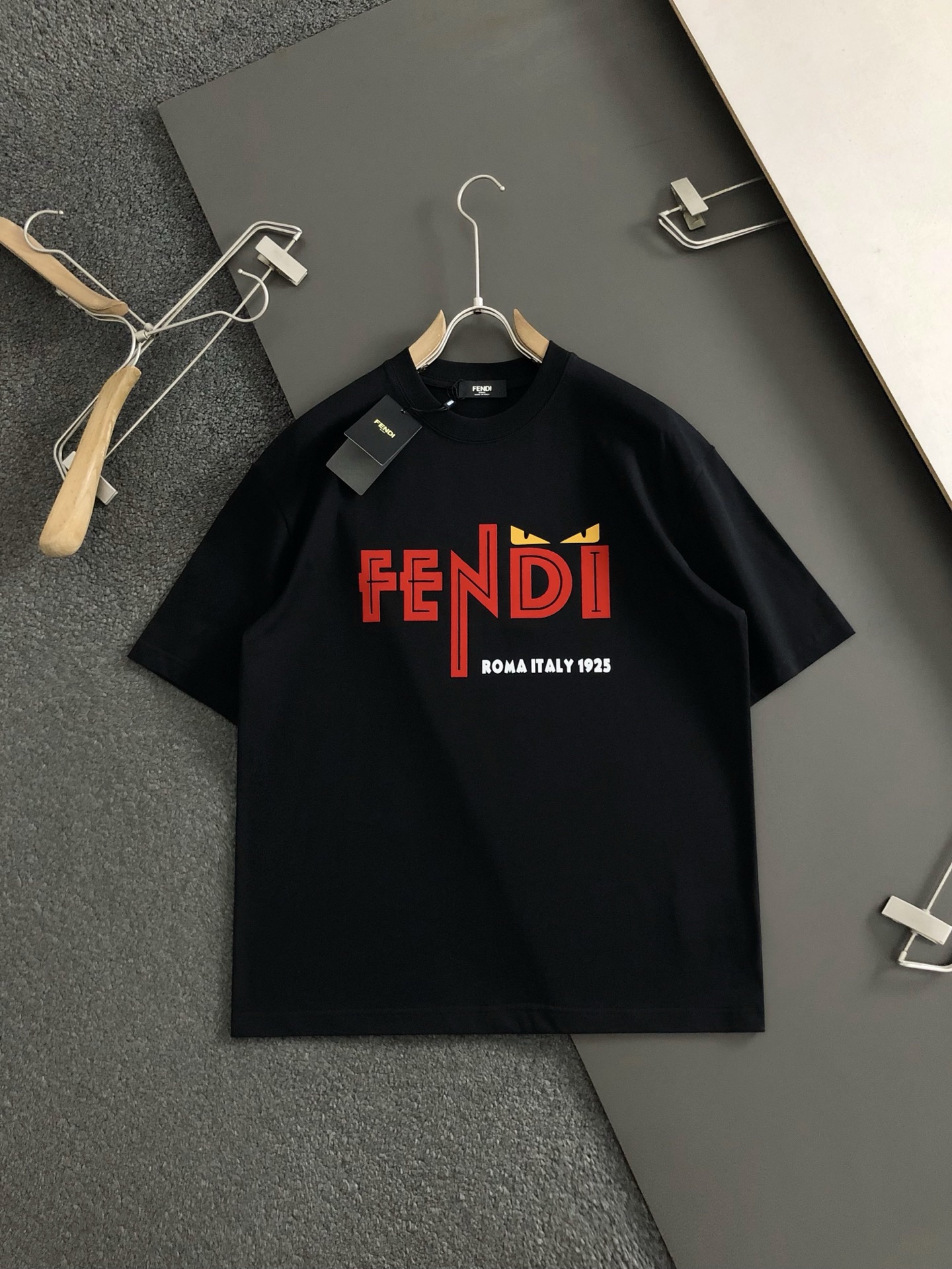 NO:136764,FEND* fit style 25 spring and summer top black cartoon monster letters heavy classic short sleeves, exquisite craftsmanship counter fabric, top-level elements fusion, classic short sleeves 3 specifications complete, trendy men's fashion, whether it is the comfort of the upper body or the incomparable existence, it can be said to be a must-have for summer. Number of codes M1XXL, fendi, T-shirt, alexander wang19860909FEND*合身版型 25春夏顶级黑色卡通小怪兽字母重磅经典短袖,精致工艺专柜面料,顶级元素融合打造,经典短袖3标齐全,潮男时尚,无论是上身舒适度还是都是无可比拟的存在,可以说是夏日必备 码数 M一XXL,,fendi,T-shirt,alexander wang,Men's clothing