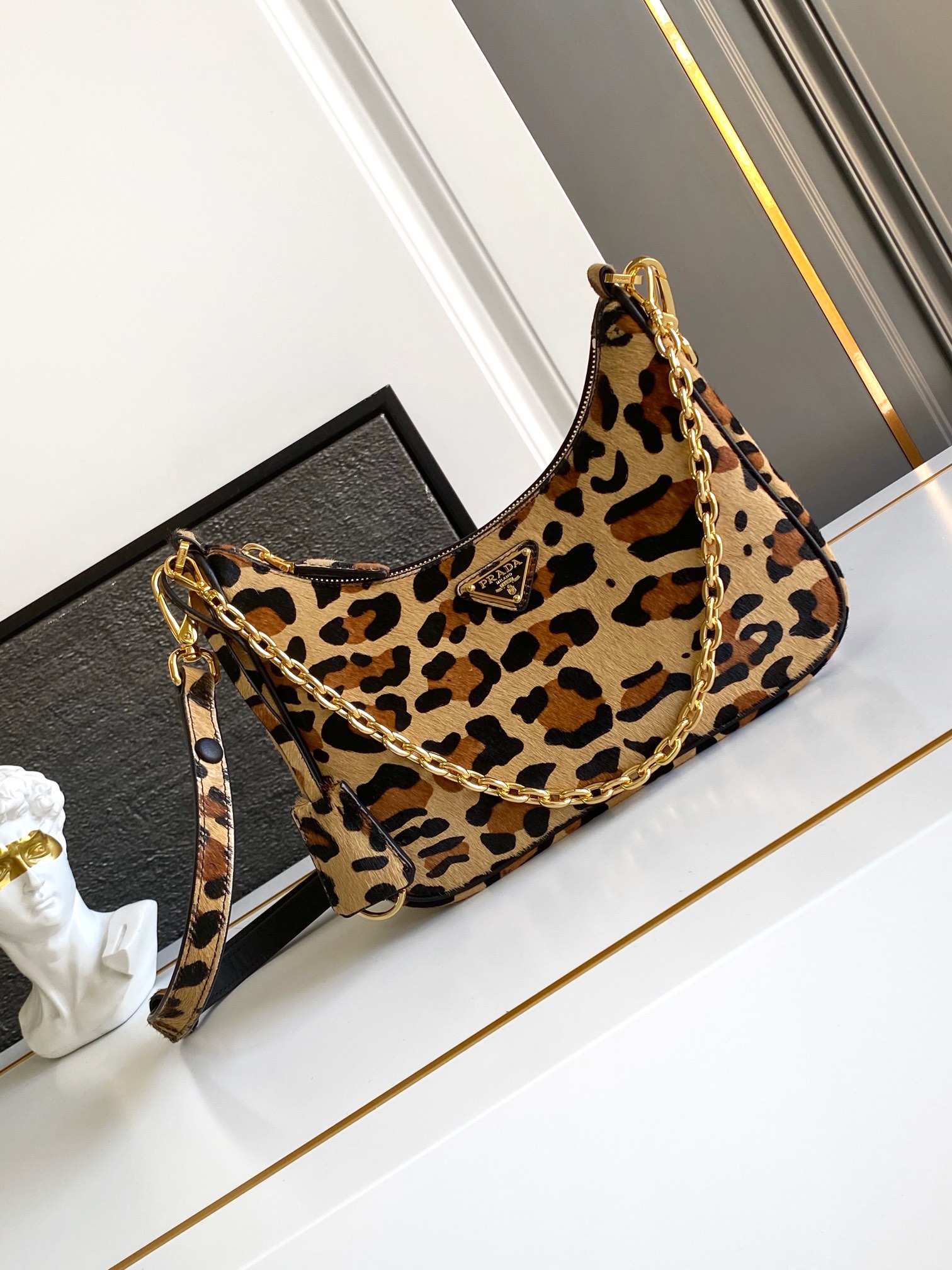 NO:204661,Leopard print Hobo This Arqué handbag reinterprets the Hobo style, decorated with leopard print to add personality, highlighting the charm of versatile and fashionable. It is an adjustable and detachable printed leather handle and chain, with a large capacity and space, and is a must-have in winter. It is another popular model forever, hurry up and buy it. Model 1BC204 Size 23x17x6.5cm, Prada, prada19860909豹纹Hobo 这款Arqué手袋重新诠释Hobo版型,饰以豹纹印花增添个性,彰显百搭时尚的魅力,可调式可拆卸印花皮革提手和链条,容量空间大,冬天必备.又是一款永时爆款,赶紧入手吧 型号1BC204 尺寸23x17x6.5cm,普拉达,prada,Bag