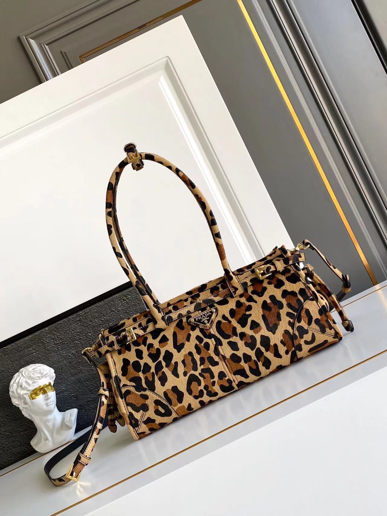 NO:204677,LusSolf Printed Leopard Print This hand-held crossbody bag uses imported printed leopard leather, classic exudes a classic atmosphere, and is equipped with a long removable and adjustable shoulder strap, which is convenient for matching in different occasions. It has a very large capacity and is very easy to use. It is definitely a must-have for Shishang masters. Take this retro style handbag home!  Model 1BA426 Size 32x15.5x12cm, Prada, prada, satchels, crossbody bags19860909LusSolf印花豹纹 这款手提斜挎包采用进口印花豹纹皮,经典散发出古典气息,配有一条可拆卸调节的长肩带,方便不同场合搭配,容量空间非常大,巨巨好用,绝对是时商达人们的必备款,赶紧把这款复古格调手拎包带回家吧！ 型号1BA426 尺寸32x15.5x12cm,普拉达,prada,satchels,crossbody bags,Bag