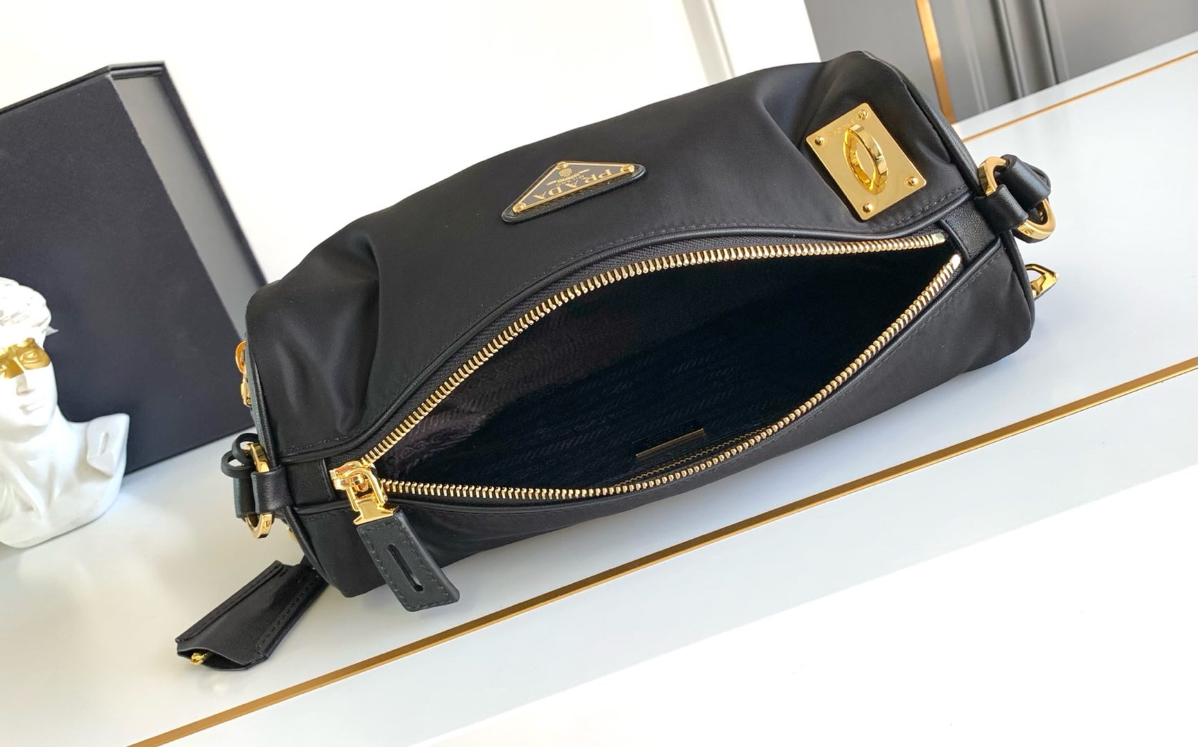 Prada 这款单肩包风格现代百搭 采用再生尼龙（Re-Nylon）材料制成 搭配 的皮革细节
