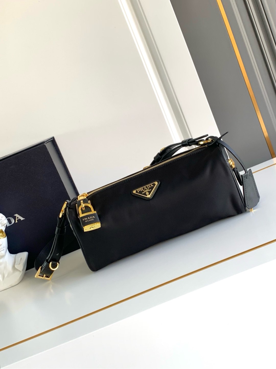 Prada 这款单肩包风格现代百搭 采用再生尼龙（Re-Nylon）材料制成 搭配 的皮革细节