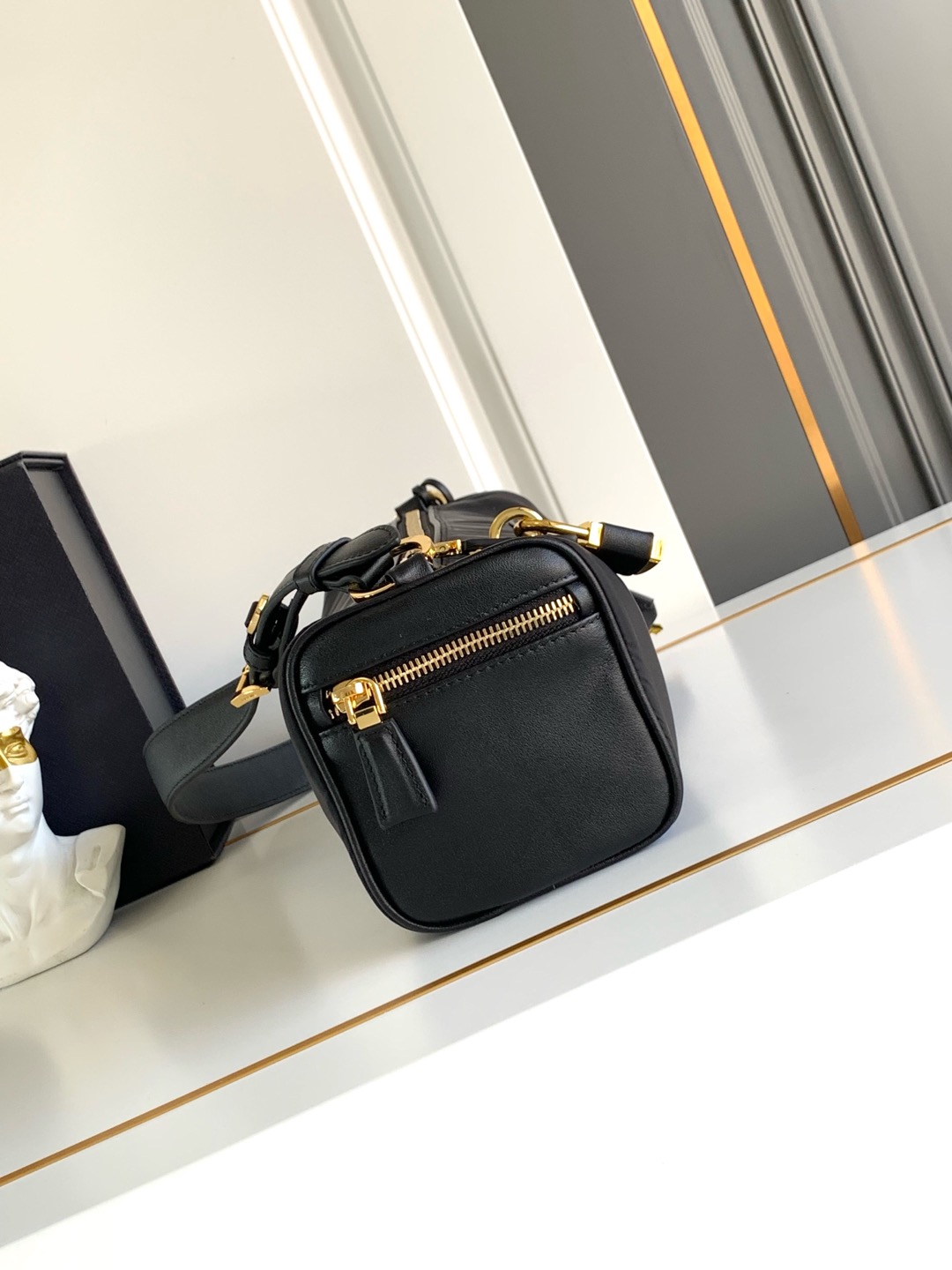 Prada 这款单肩包风格现代百搭 采用再生尼龙（Re-Nylon）材料制成 搭配 的皮革细节
