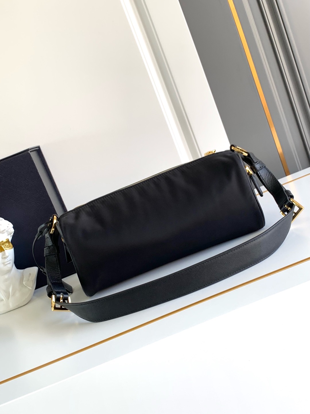 Prada 这款单肩包风格现代百搭 采用再生尼龙（Re-Nylon）材料制成 搭配 的皮革细节