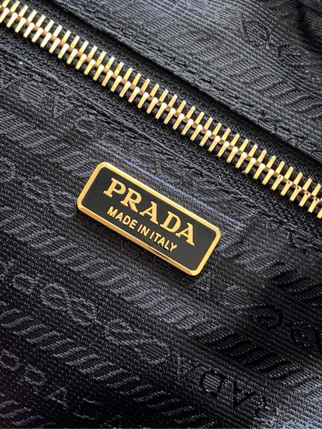 Prada 这款单肩包风格现代百搭 采用再生尼龙（Re-Nylon）材料制成 搭配 的皮革细节