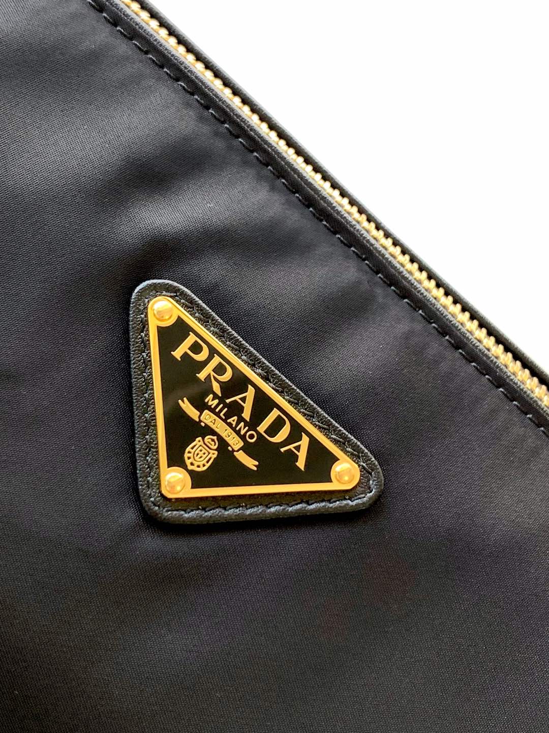 Prada 这款单肩包风格现代百搭 采用再生尼龙（Re-Nylon）材料制成 搭配 的皮革细节