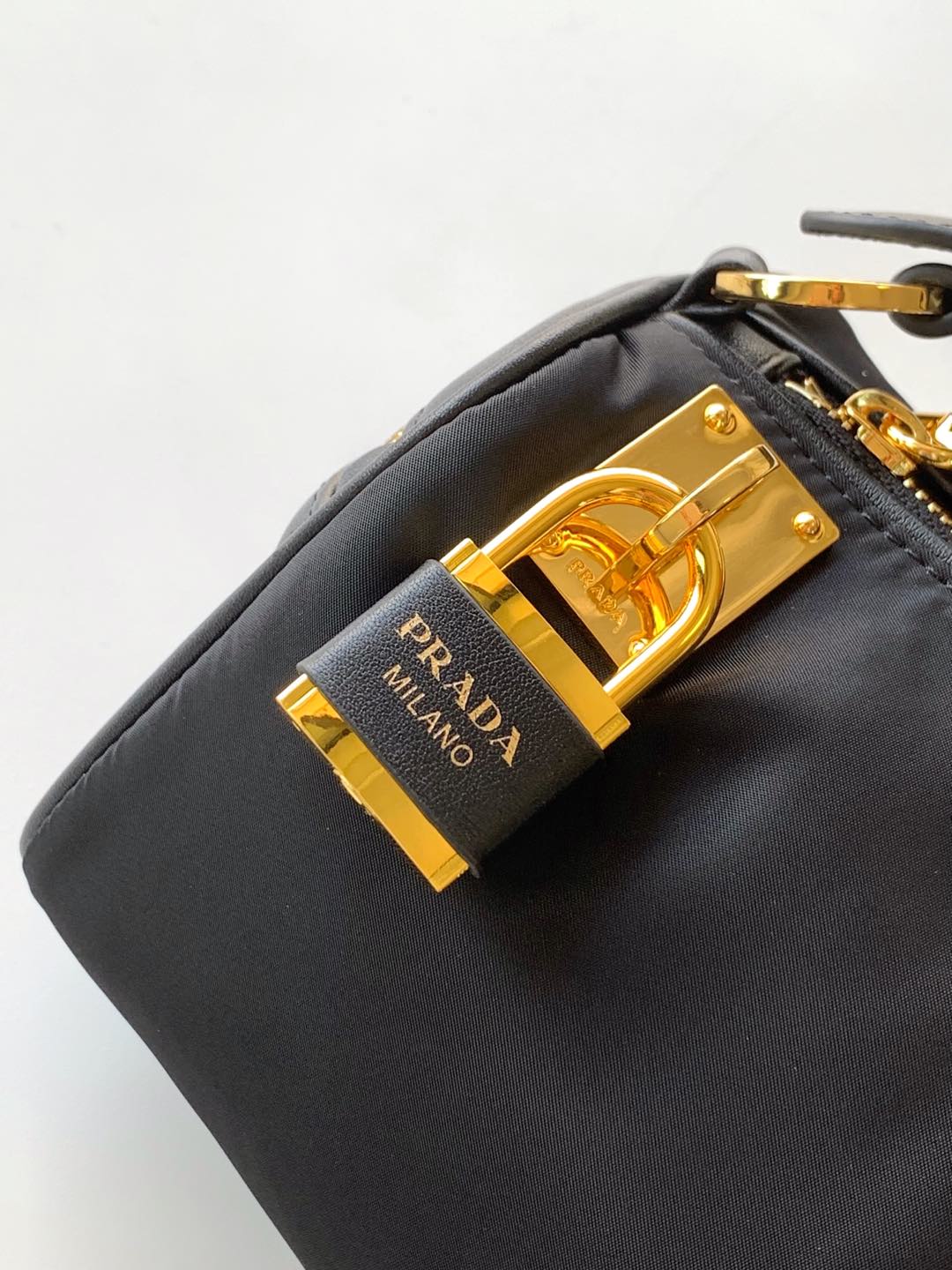 Prada 这款单肩包风格现代百搭 采用再生尼龙（Re-Nylon）材料制成 搭配 的皮革细节