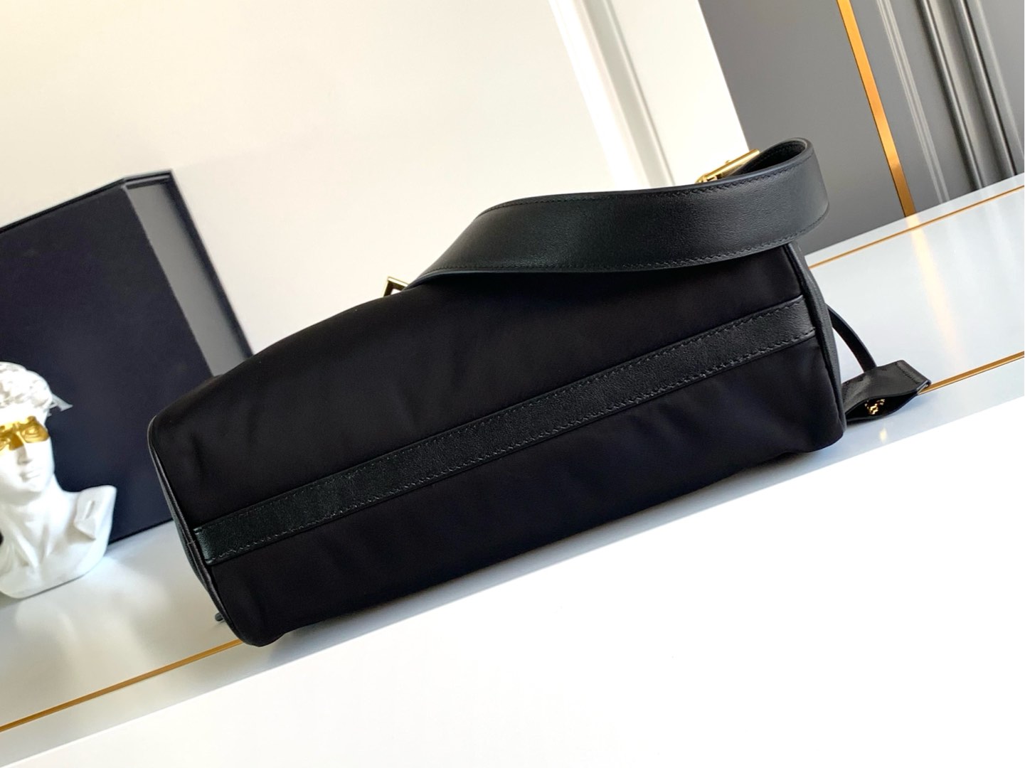 Prada 这款单肩包风格现代百搭 采用再生尼龙（Re-Nylon）材料制成 搭配 的皮革细节