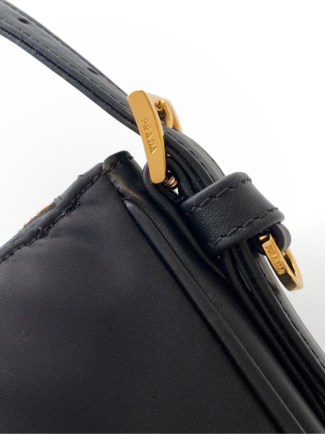 Prada 这款单肩包风格现代百搭 采用再生尼龙（Re-Nylon）材料制成 搭配 的皮革细节