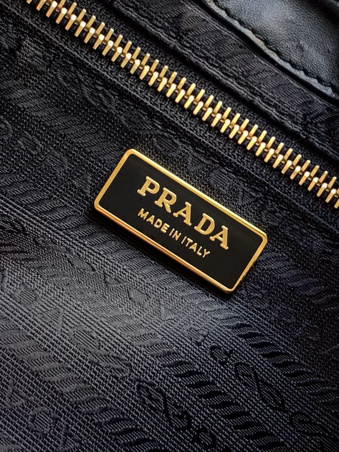 Prada 这款单肩包风格现代百搭 采用再生尼龙（Re-Nylon）材料制成 搭配 的皮革细节