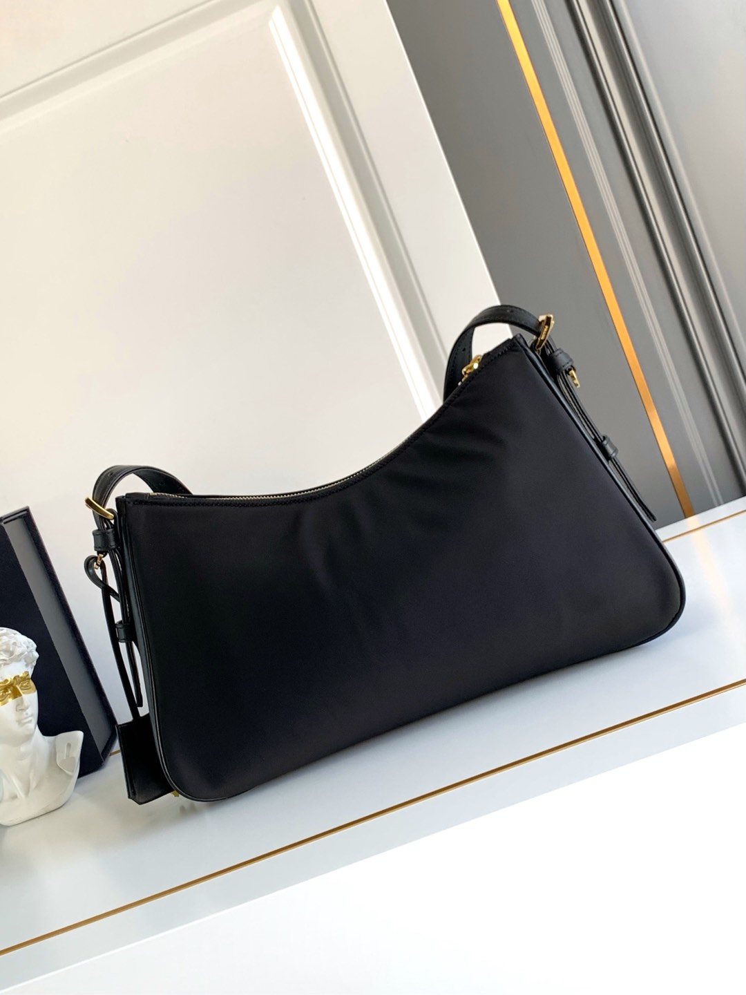 Prada 这款单肩包风格现代百搭 采用再生尼龙（Re-Nylon）材料制成 搭配 的皮革细节