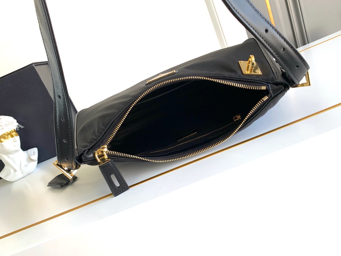 Prada 这款单肩包风格现代百搭 采用再生尼龙（Re-Nylon）材料制成 搭配 的皮革细节