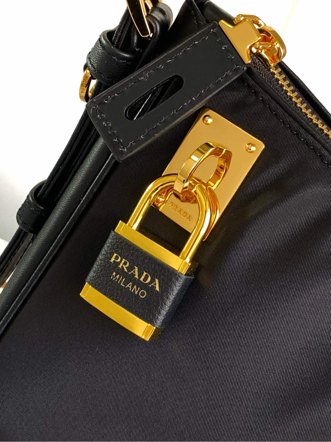 Prada 这款单肩包风格现代百搭 采用再生尼龙（Re-Nylon）材料制成 搭配 的皮革细节