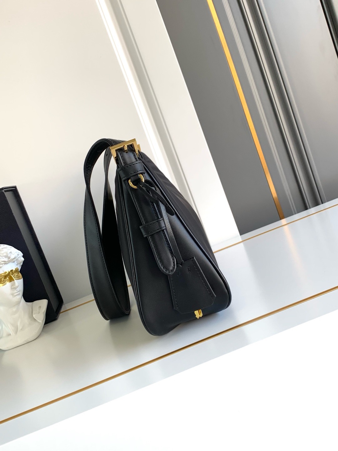 Prada 这款单肩包风格现代百搭 采用再生尼龙（Re-Nylon）材料制成 搭配 的皮革细节