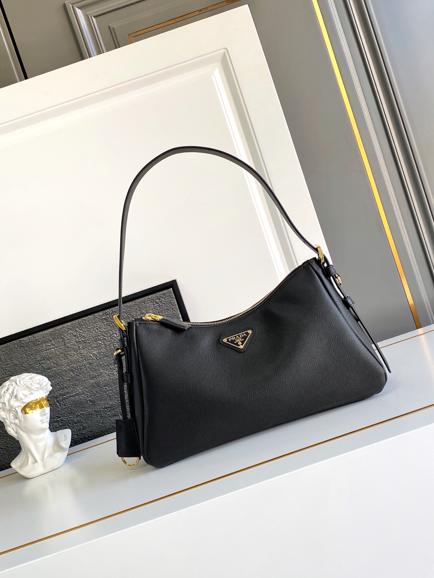 Prada 采用进口小牛皮 正面金属三角形珐琅徽标 配有可拆卸皮革肩带 皮质细腻柔软 实用轻便容量空间大高级百搭