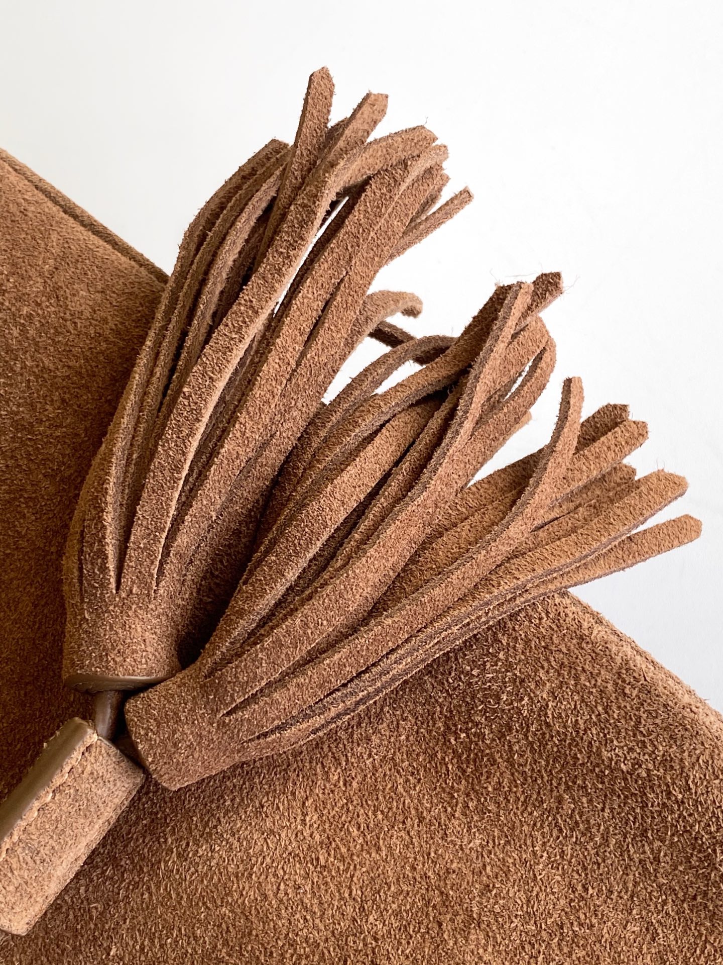 Loewe 新款（磨砂皮）水桶包 麂皮到货啦 绒面小牛皮材质 皮革提手 可拆卸可调节 金属刻字徽标