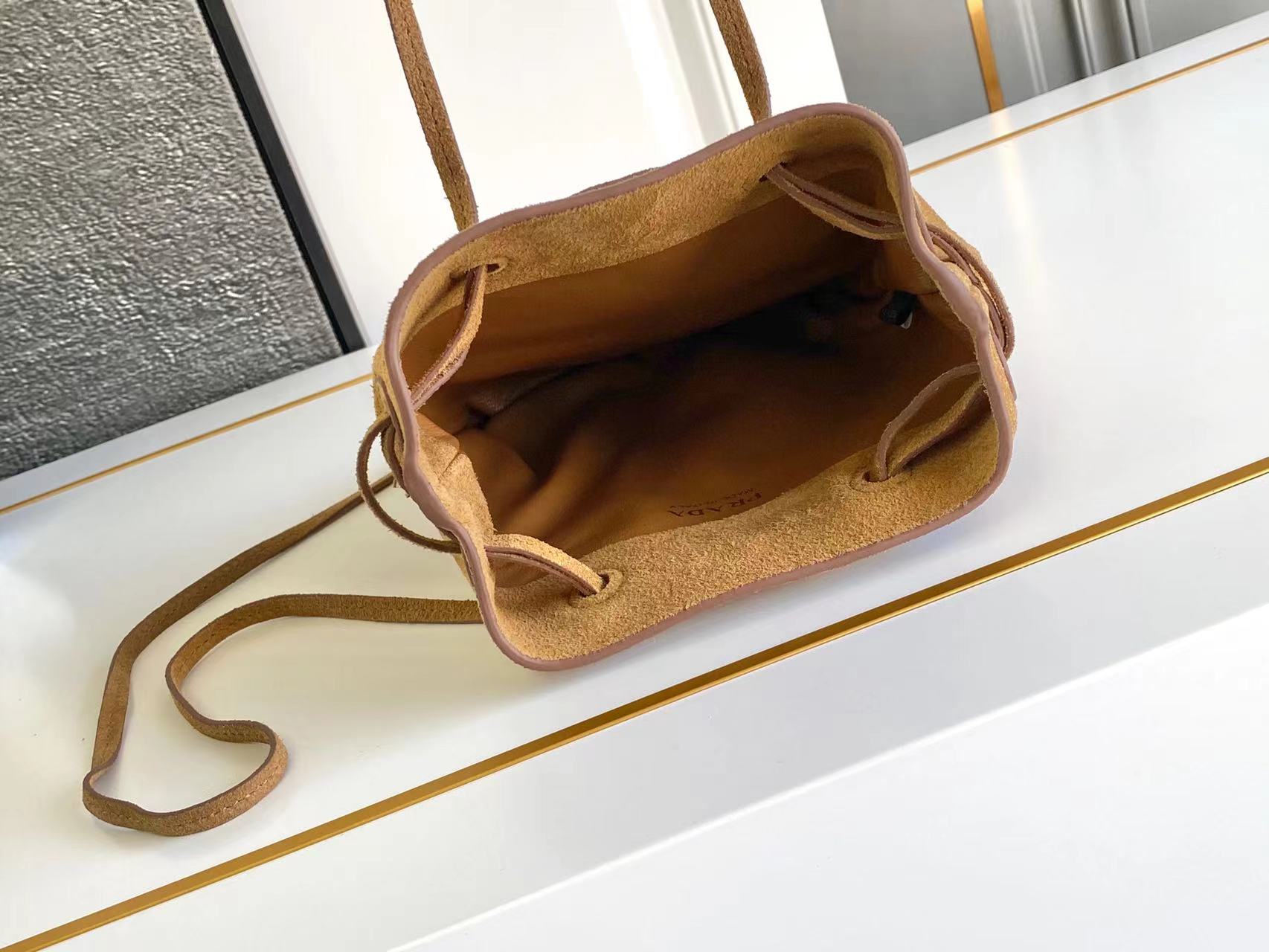 Prada 五金 袋口为抽绳缩口袋 双条长肩带设计 上身效果显得格外 又休闲 容量空间大 赶紧入手吧