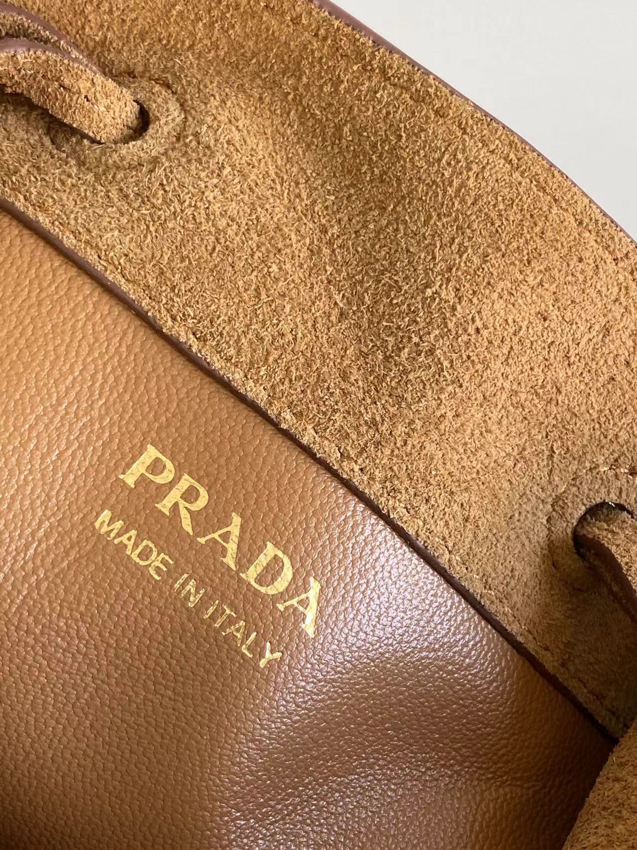 Prada 五金 袋口为抽绳缩口袋 双条长肩带设计 上身效果显得格外 又休闲 容量空间大 赶紧入手吧