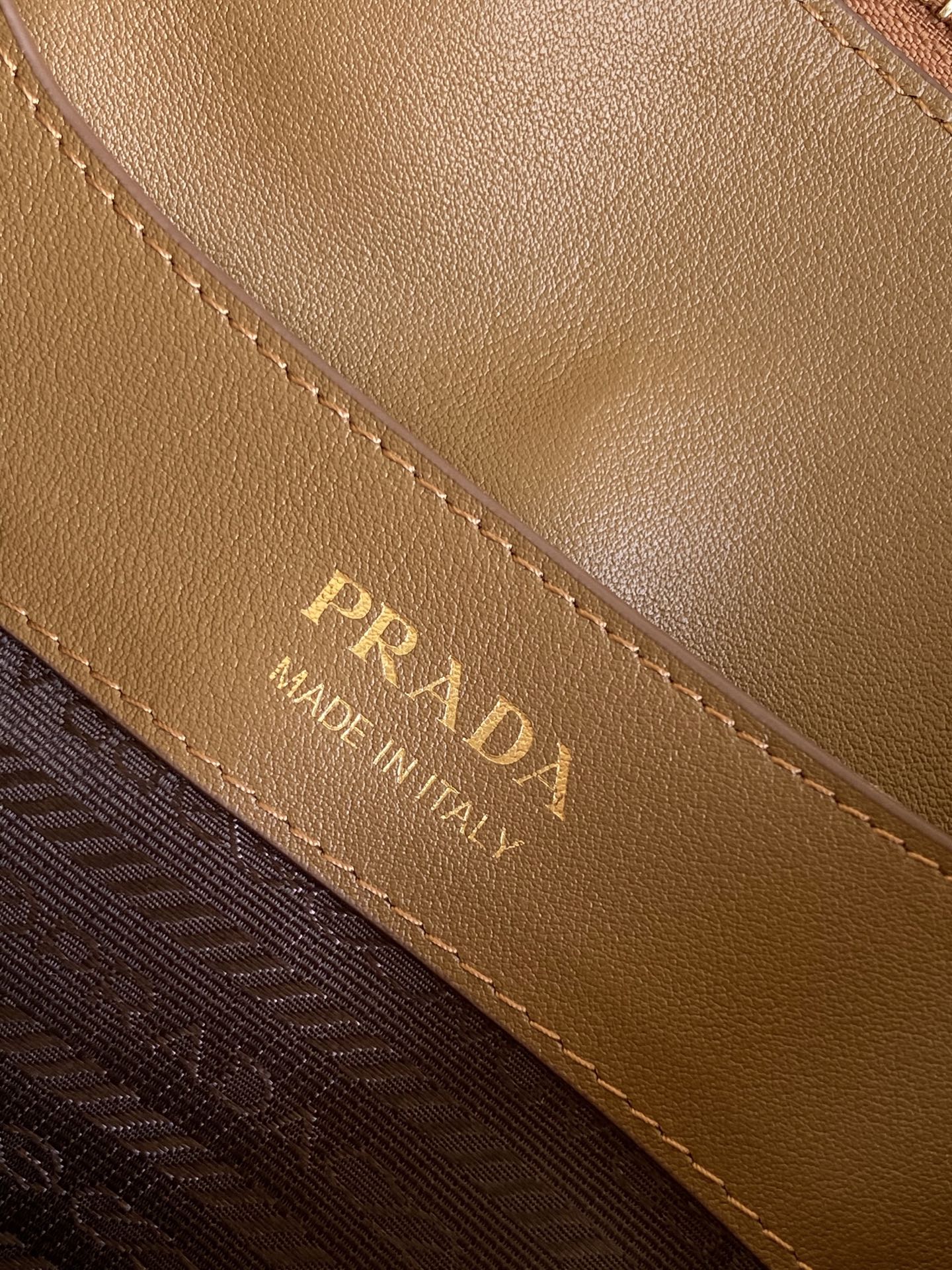Prada 新品首发 2024新品绒面Soft