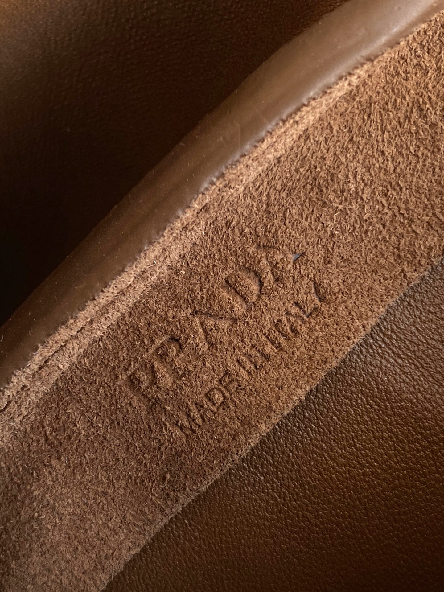 Prada 新款绒面麂皮 内配进口小羊皮 格层多多 空间大又轻巧 迷你 又好用 上身效果可可爱爱